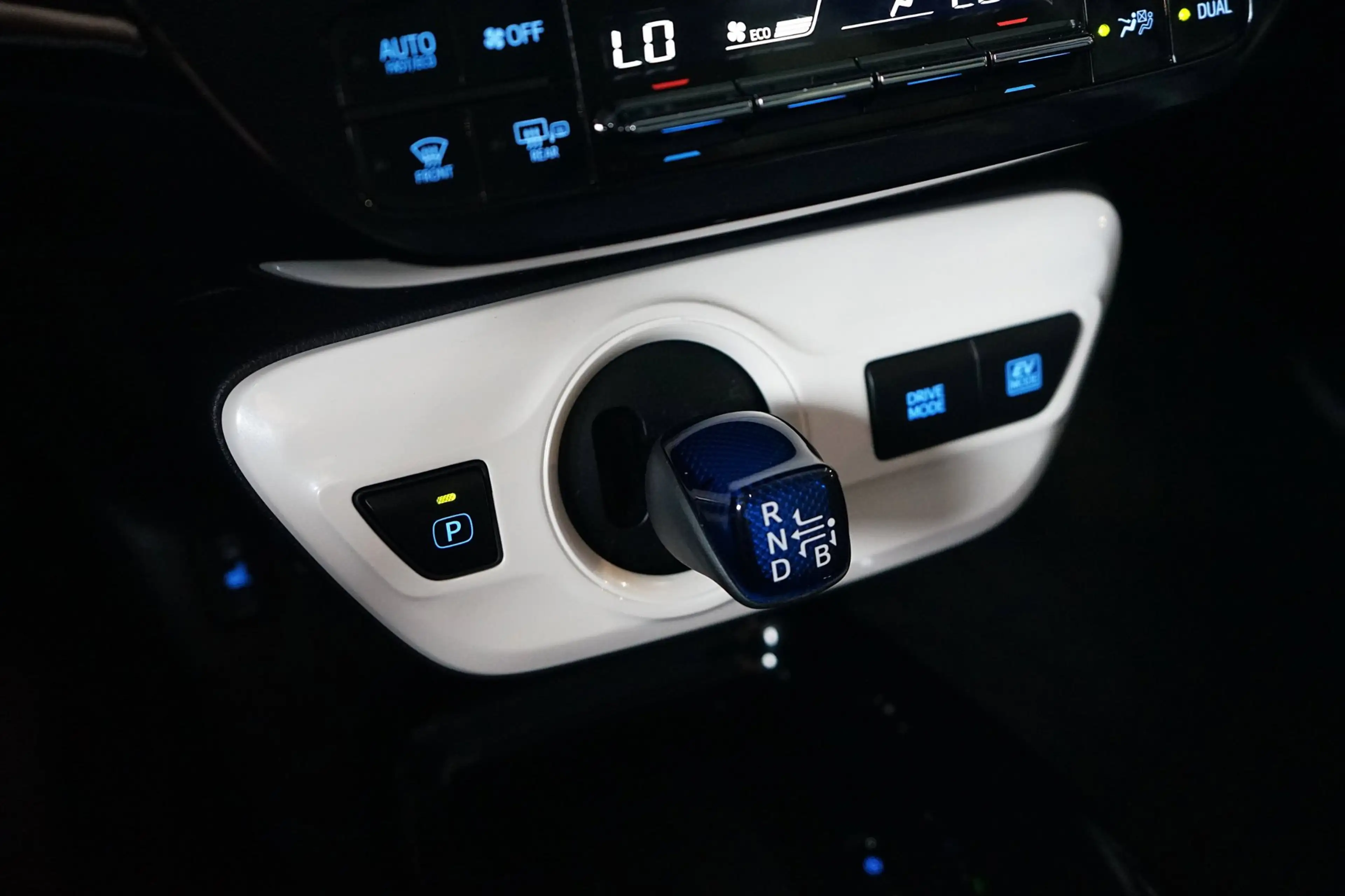 Toyota Prius 1.8 Executive|NAVI|CAMERA|STOELVERW|HUD|TREKHAAK — photo 14