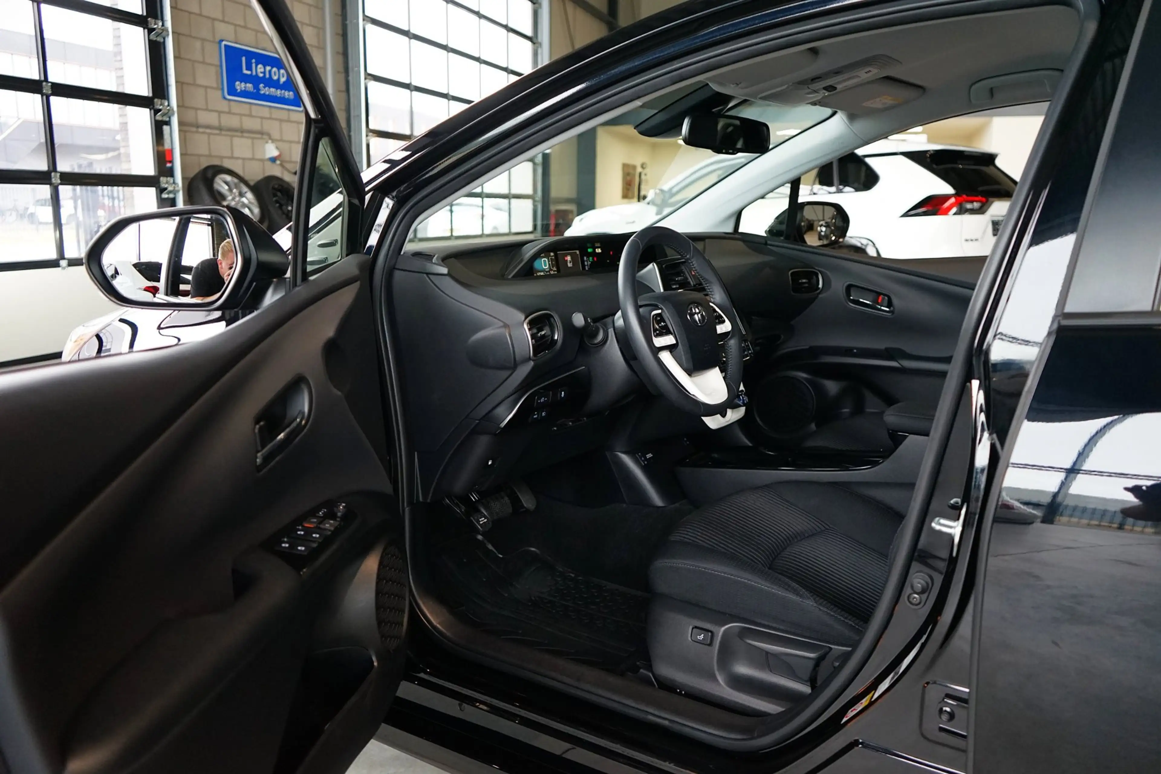 Toyota Prius 1.8 Executive|NAVI|CAMERA|STOELVERW|HUD|TREKHAAK — photo 4