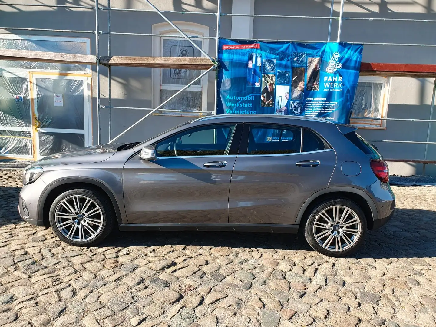 Mercedes-Benz GLA 200 7G-DCT Urban, Navi+Rückfk. M+S Grau - 2