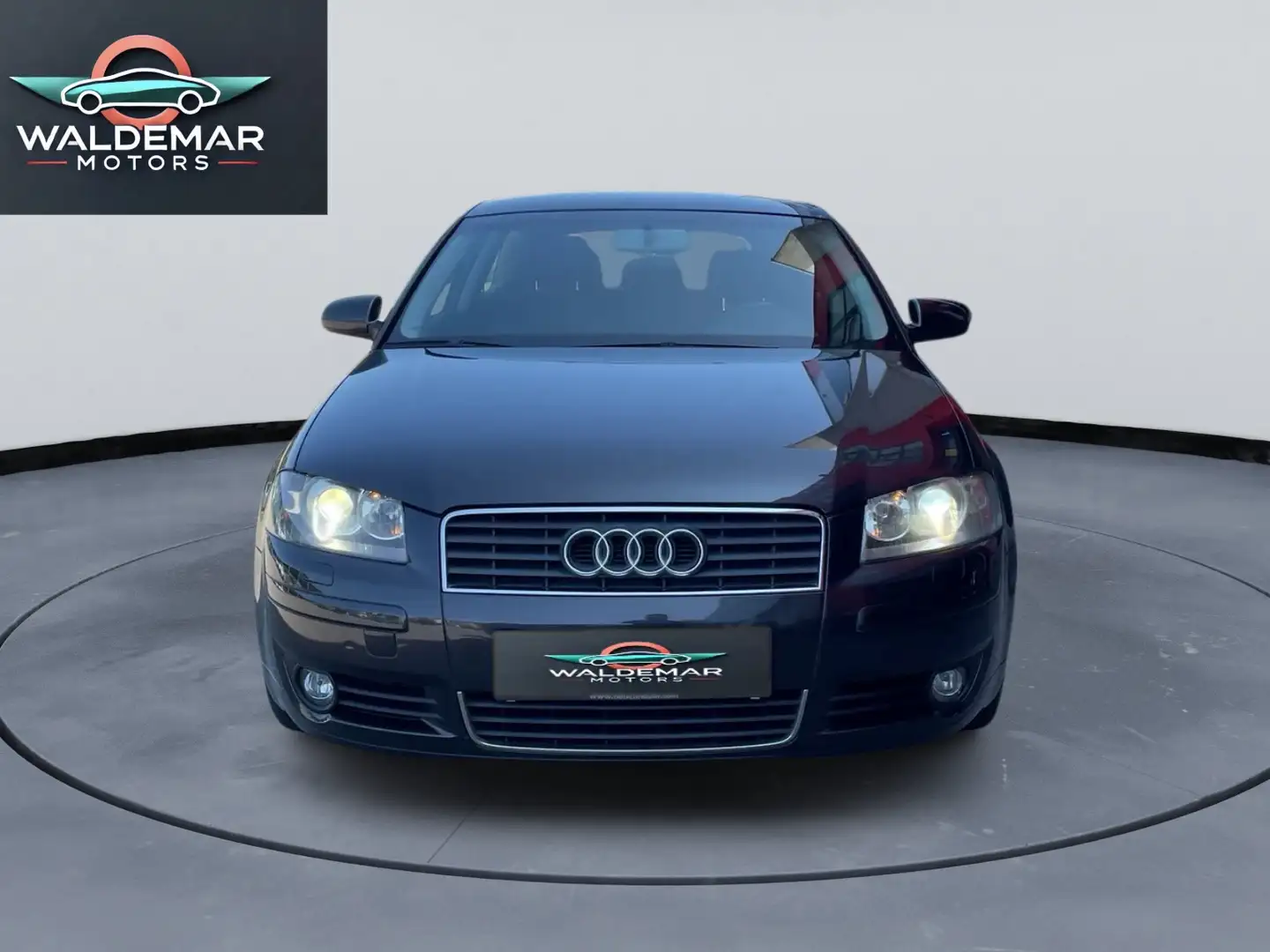 Audi A3 2.0i 16v FSI Ambiente Gris - 2