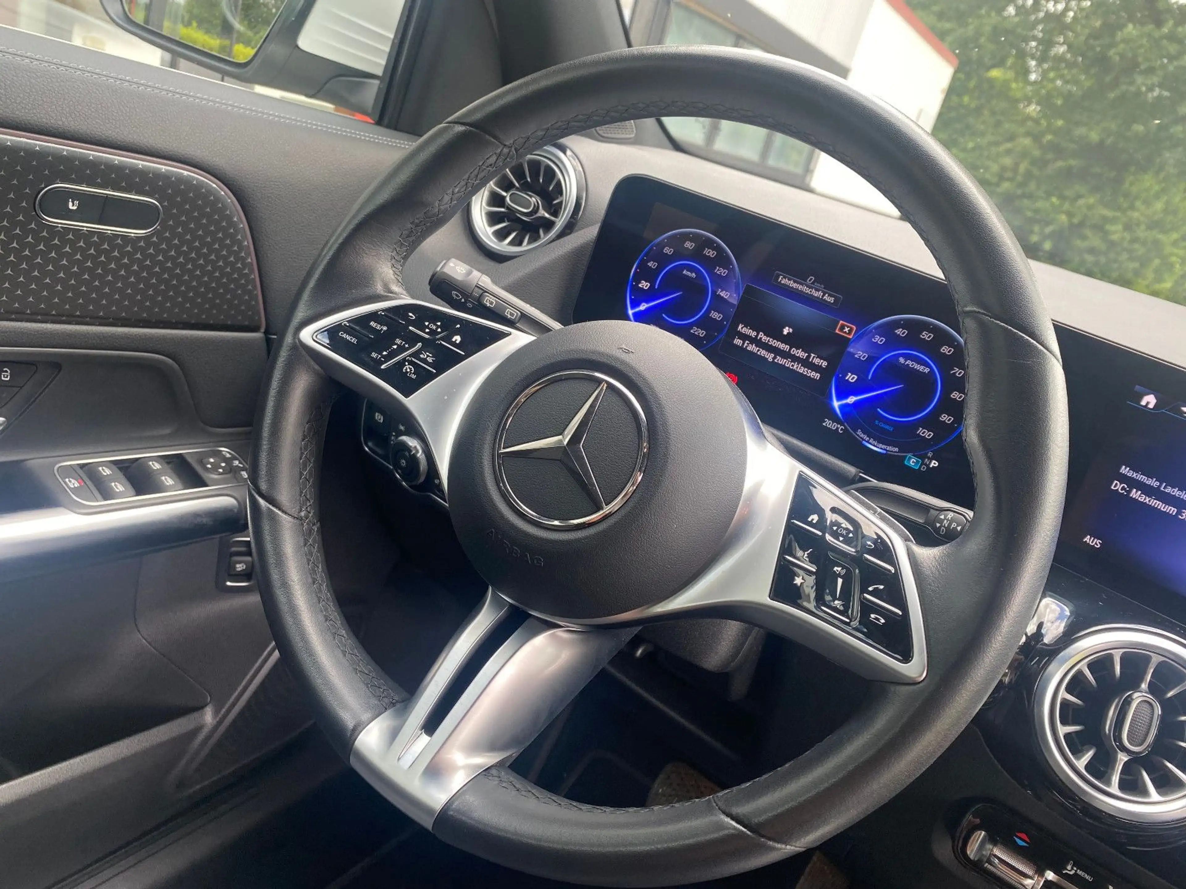 Mercedes-Benz EQA 300 4Matic - Facelift ! — photo 10