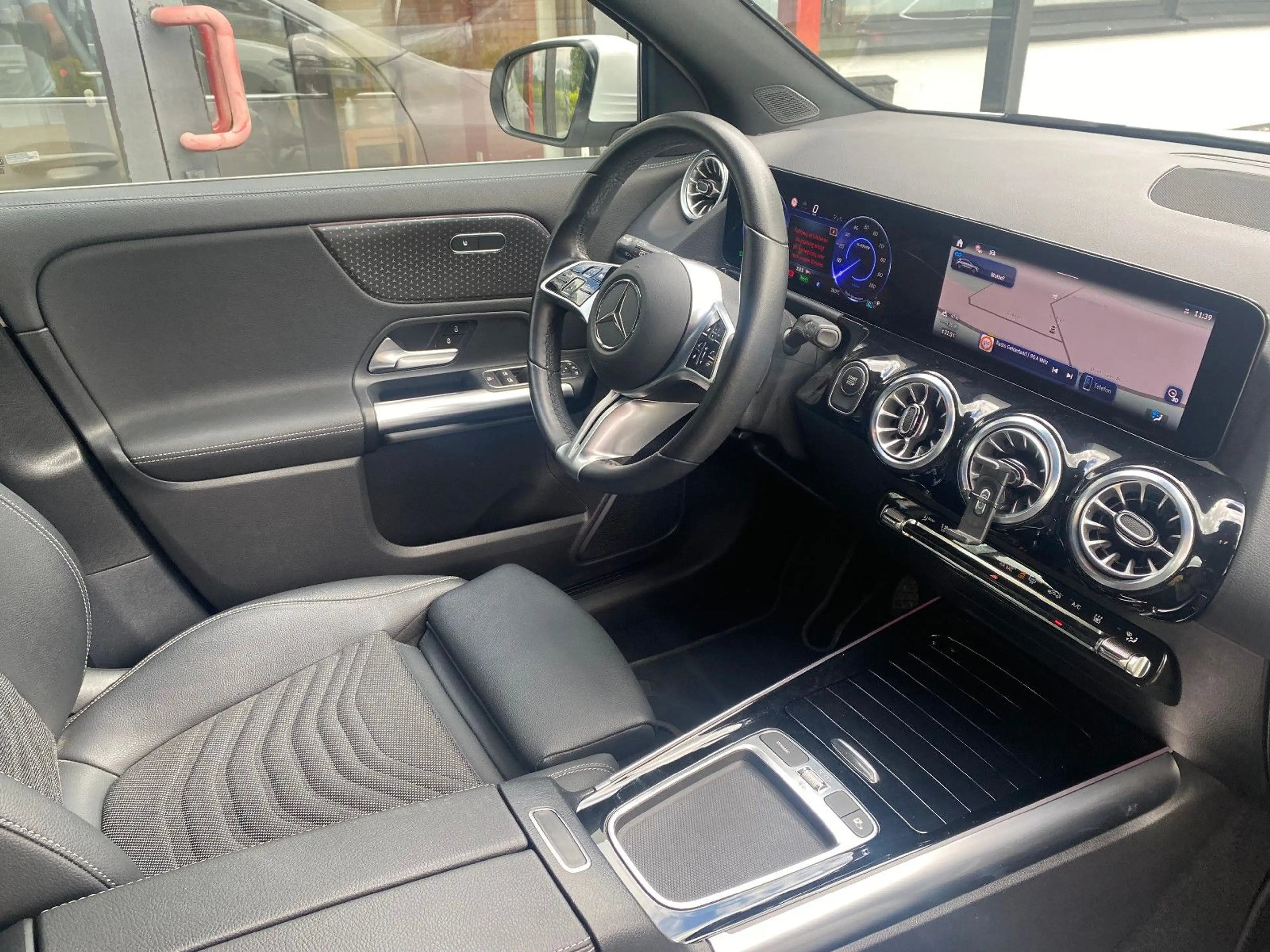 Mercedes-Benz EQA 300 4Matic - Facelift ! — photo 7