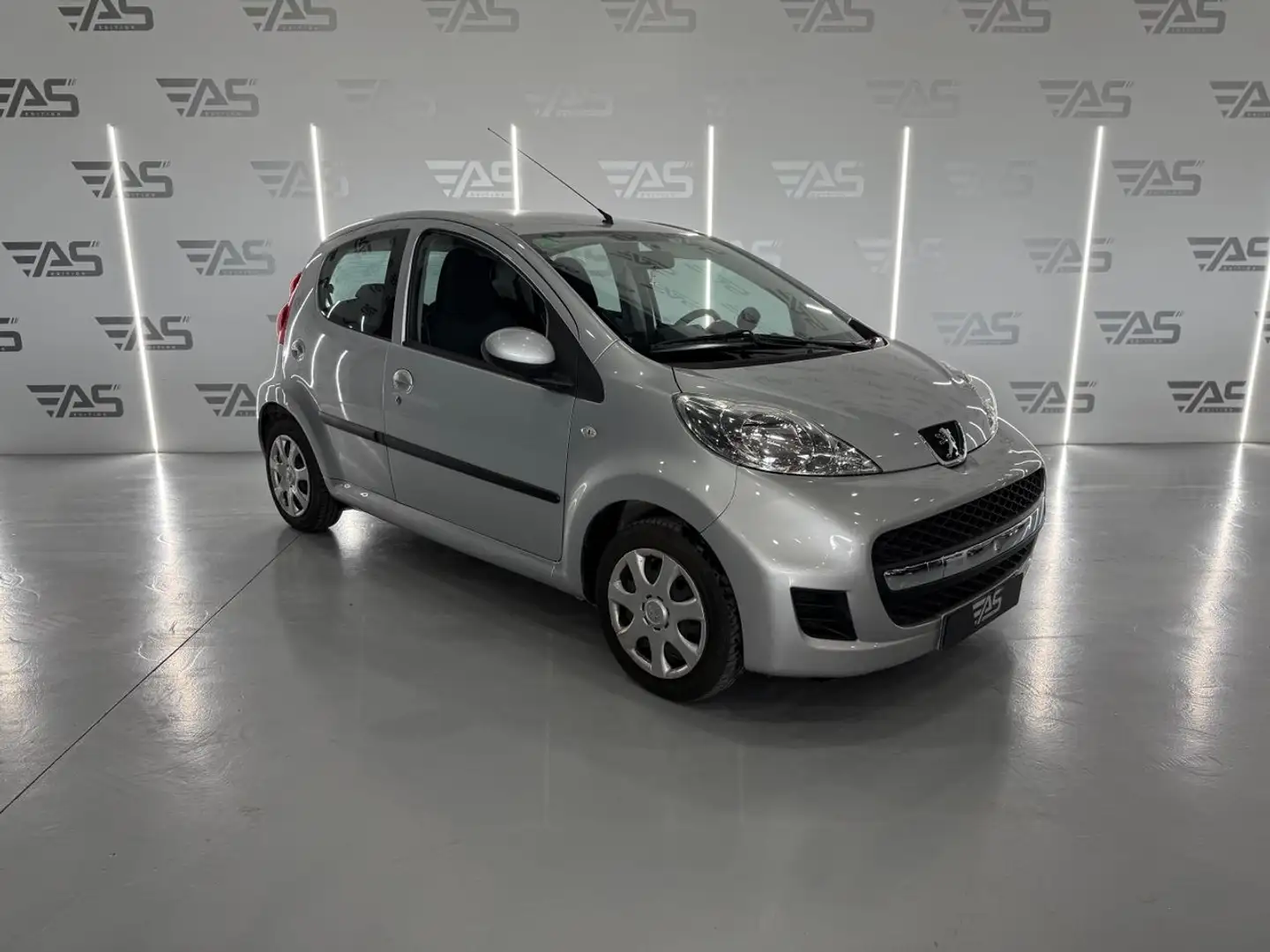 Peugeot 107 1.0i Urban Gris - 2