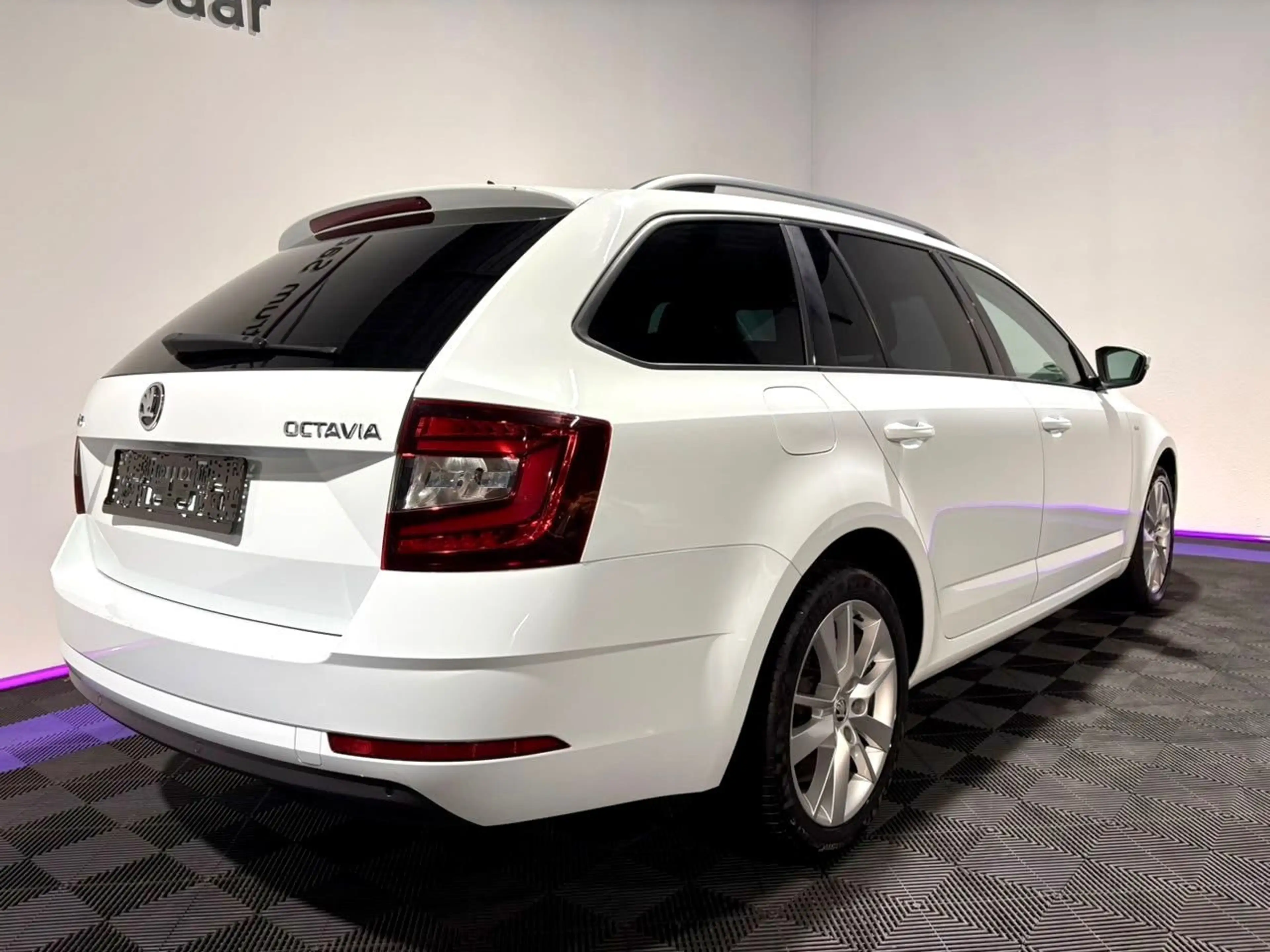 Skoda Octavia Combi 2.0  DSG LED Navi SH Kamera Temp — photo 7