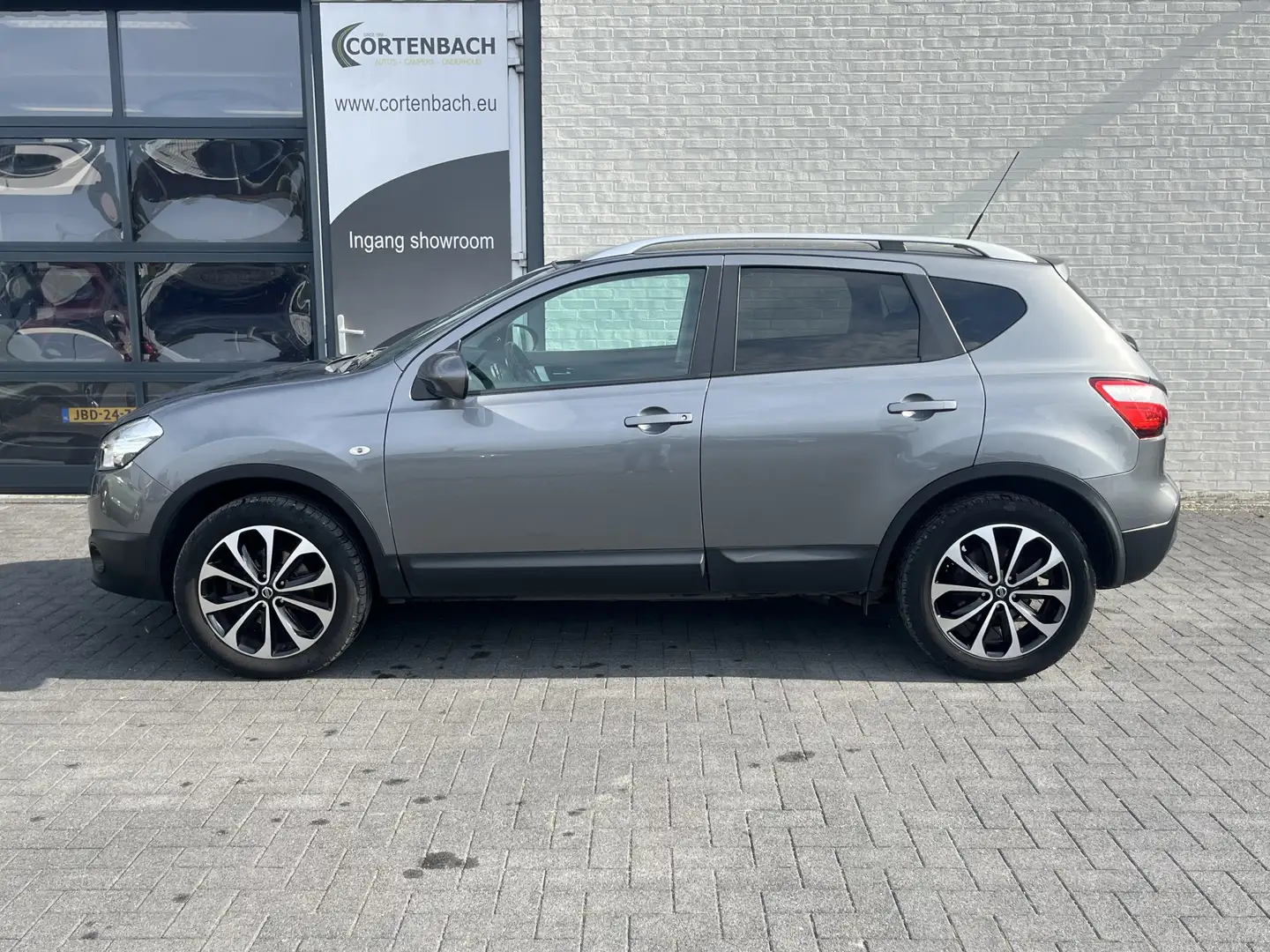 Nissan Qashqai 1.6 Connect Edition | Panorama dak | Trekhaak | Cr Grijs - 2