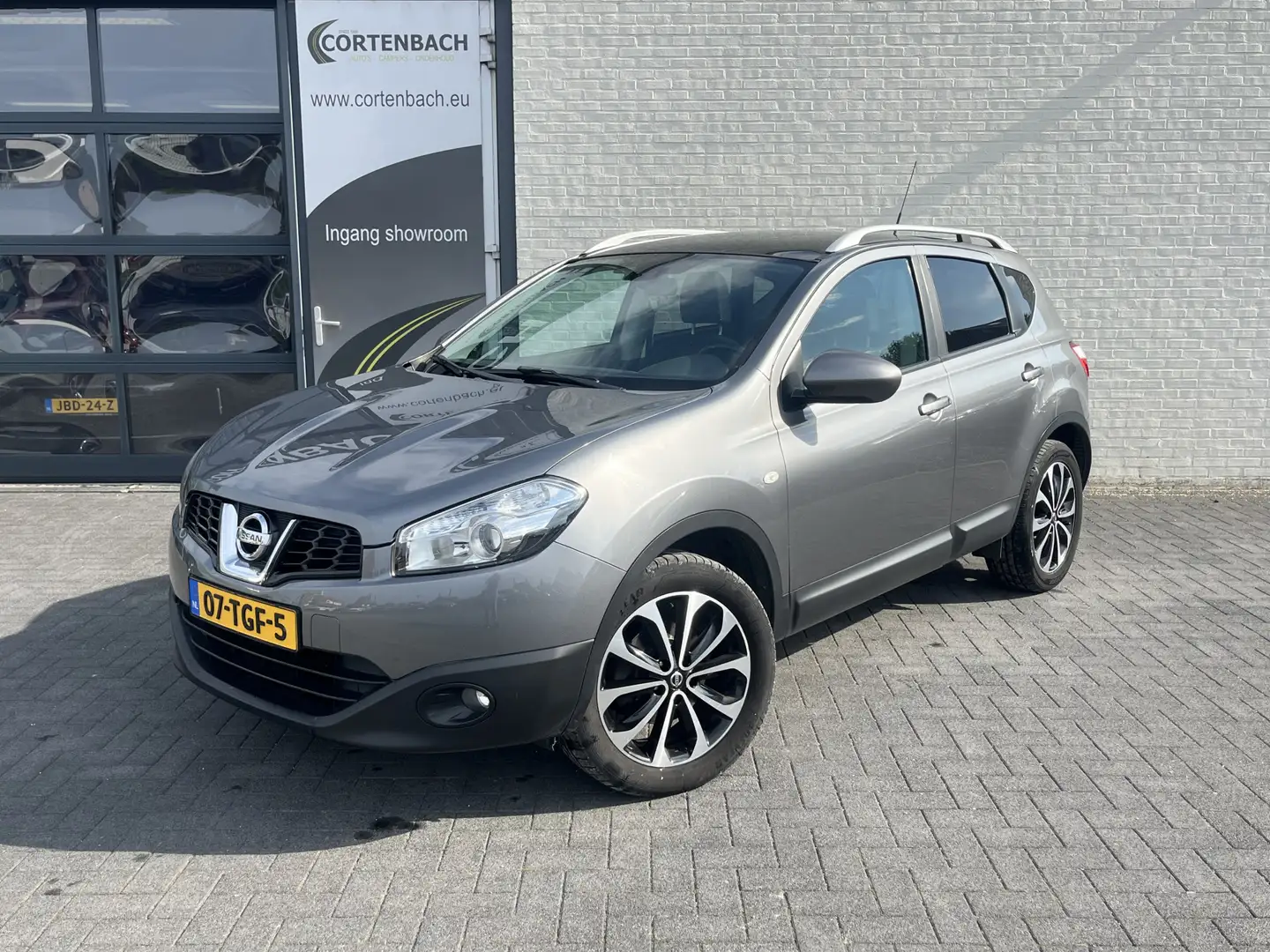 Nissan Qashqai 1.6 Connect Edition | Panorama dak | Trekhaak | Cr Grijs - 1