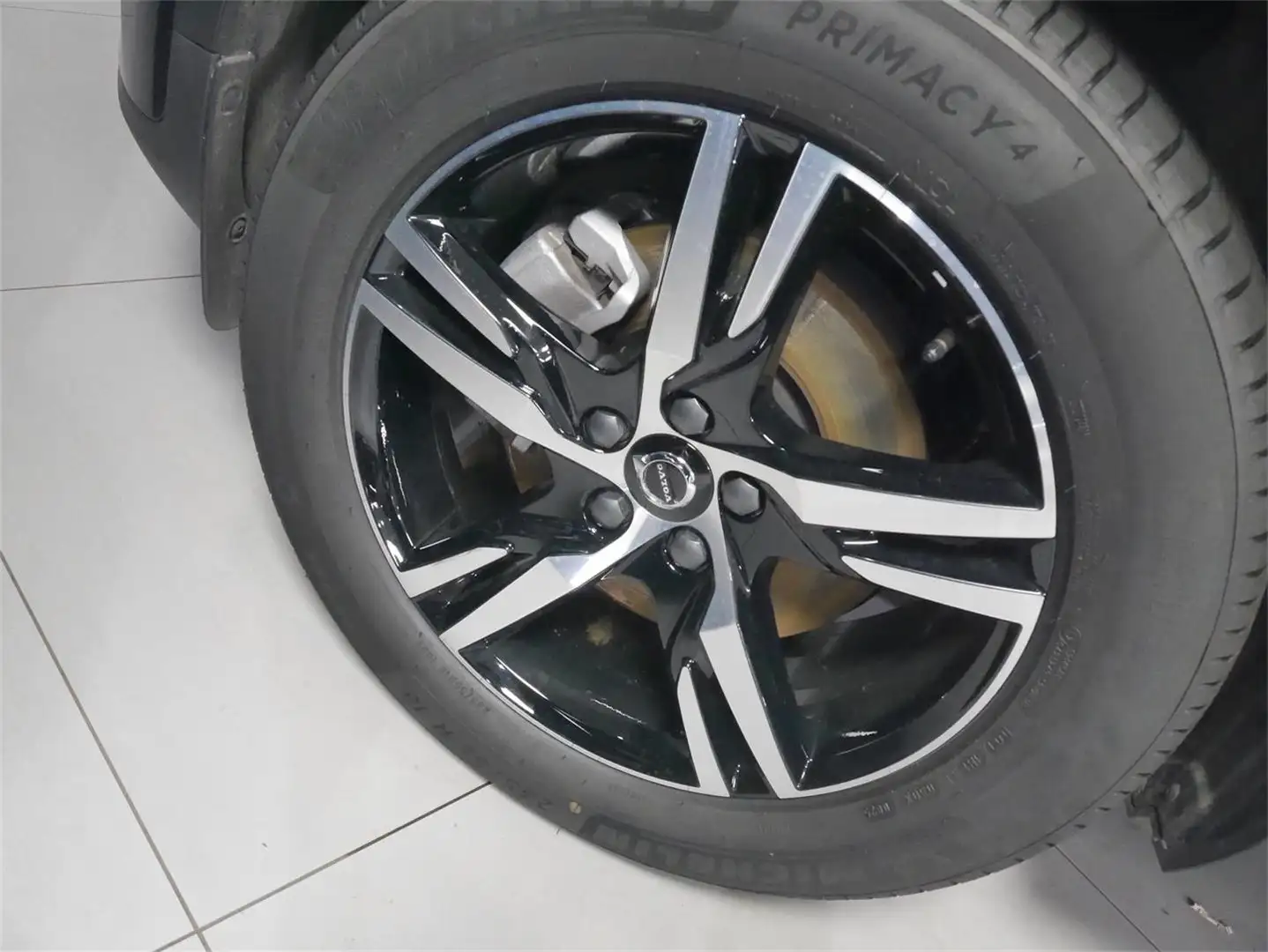 Volvo XC40 B3 Geartr. Plus Dark Schwarz - 2