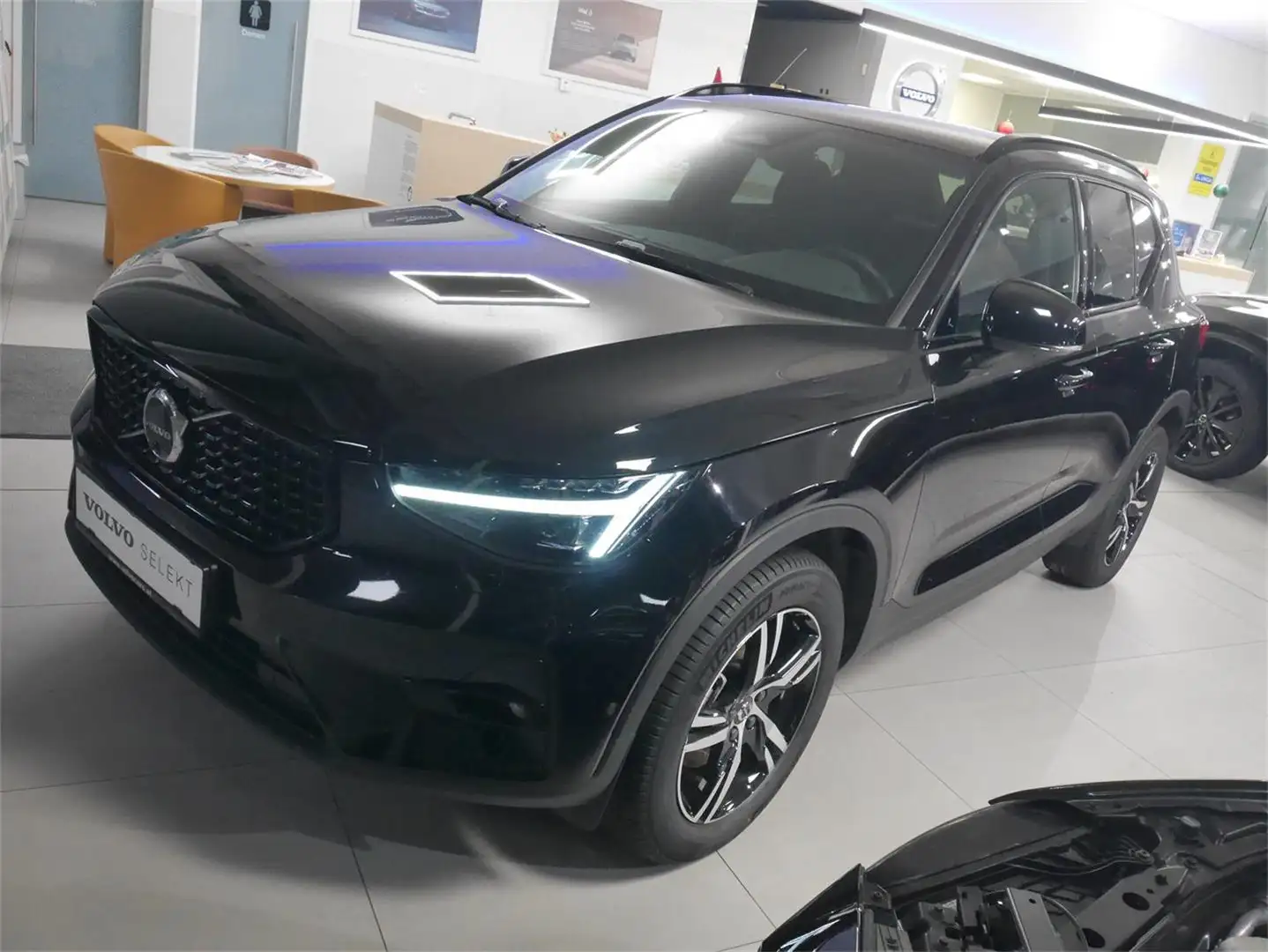 Volvo XC40 B3 Geartr. Plus Dark Schwarz - 1