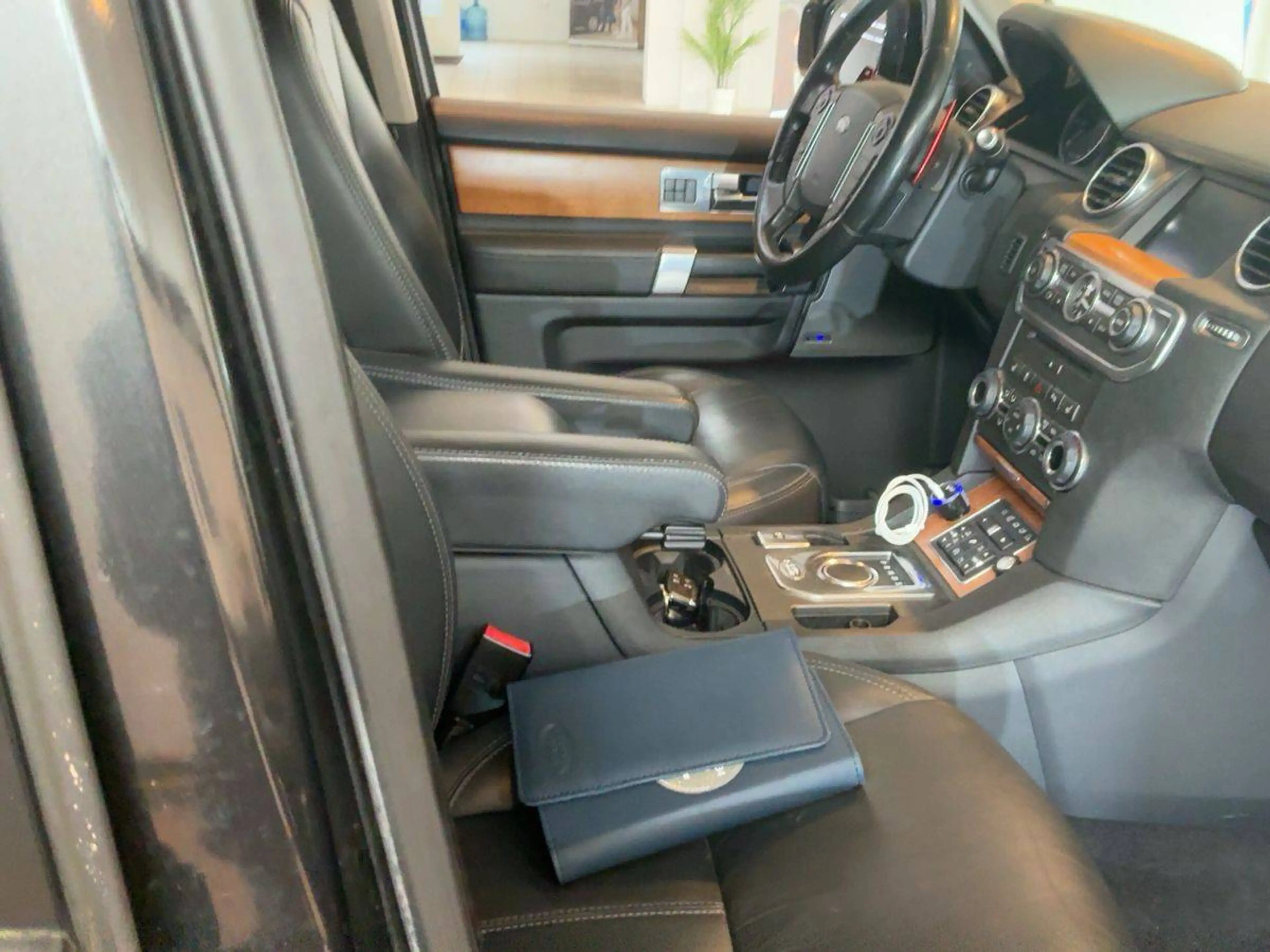 Land Rover Discovery 4 3.0 SDV6 HSE 7-Sitze *Navi| Pano| AHK* — photo 3