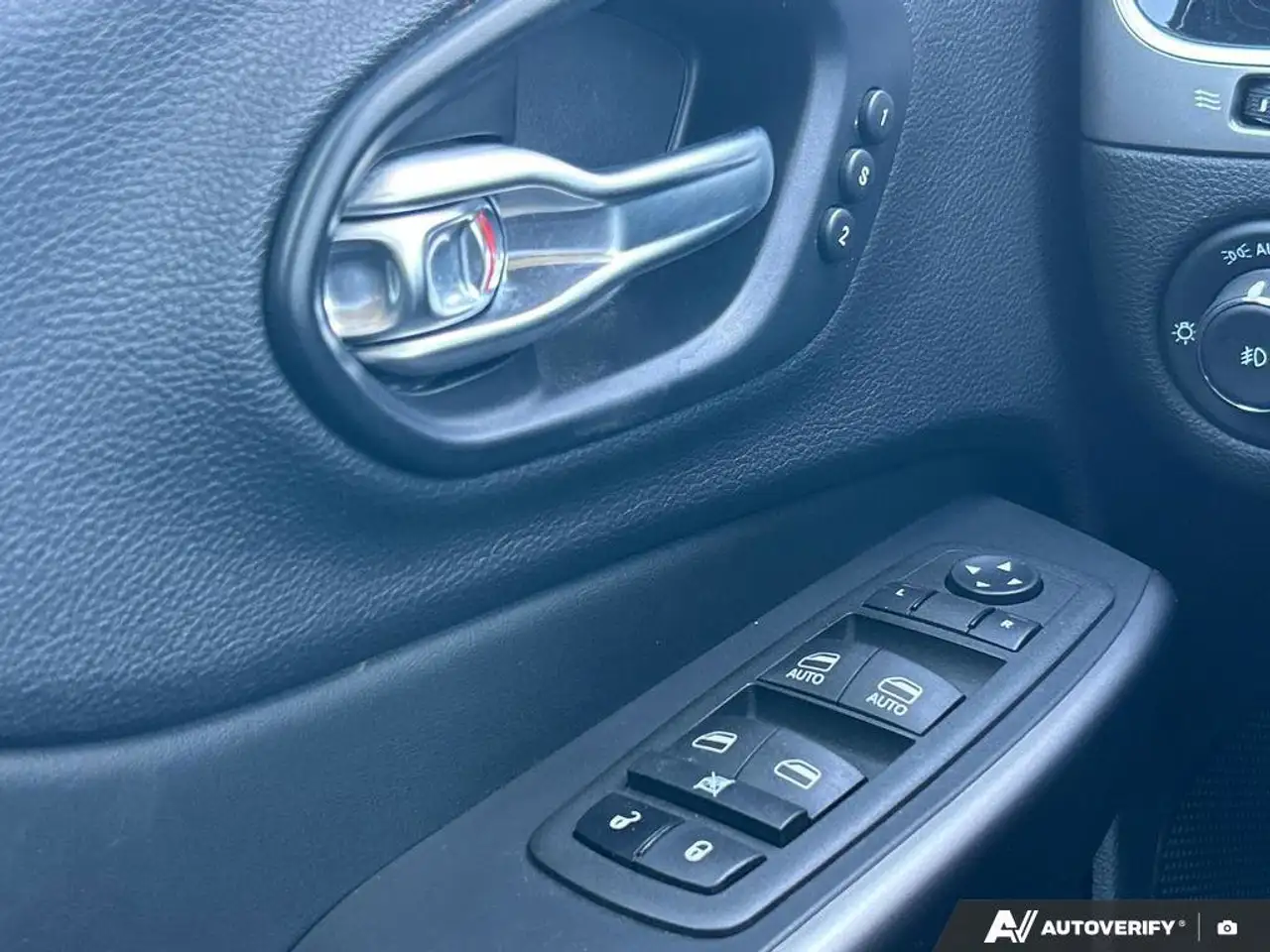 Jeep Cherokee снимка Jeep Cherokee