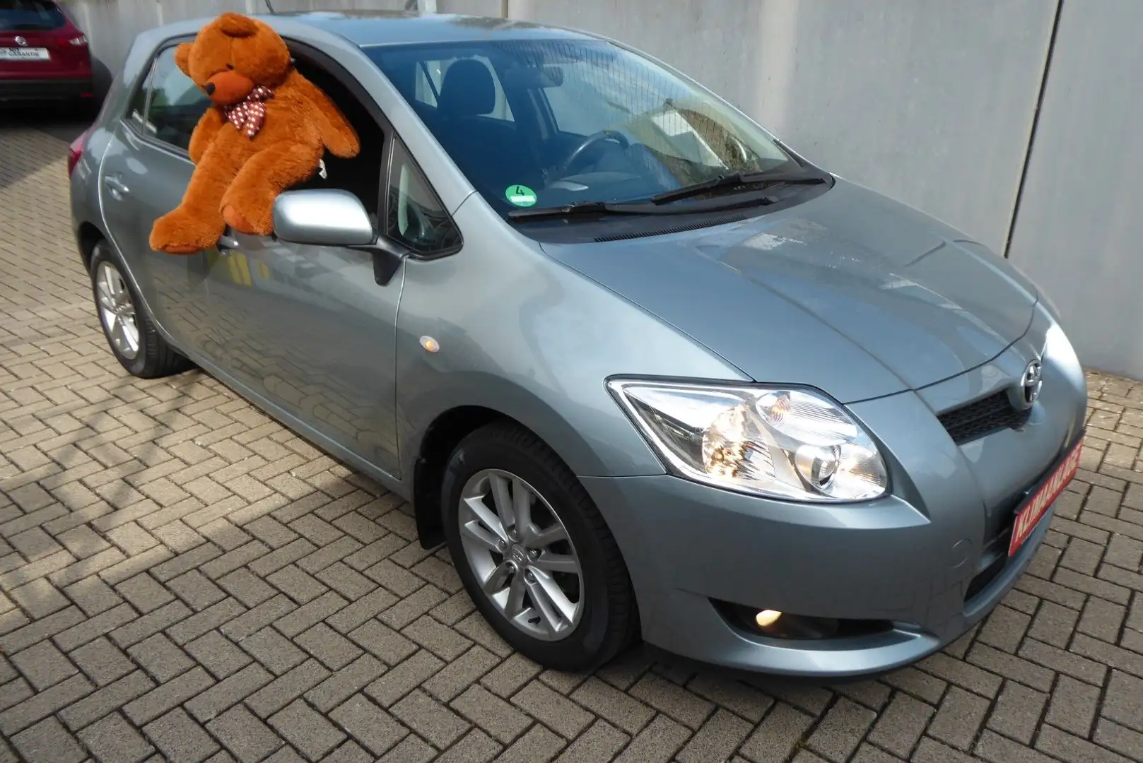 Toyota Auris Life 1.Hand original 77.200 km Silber - 1