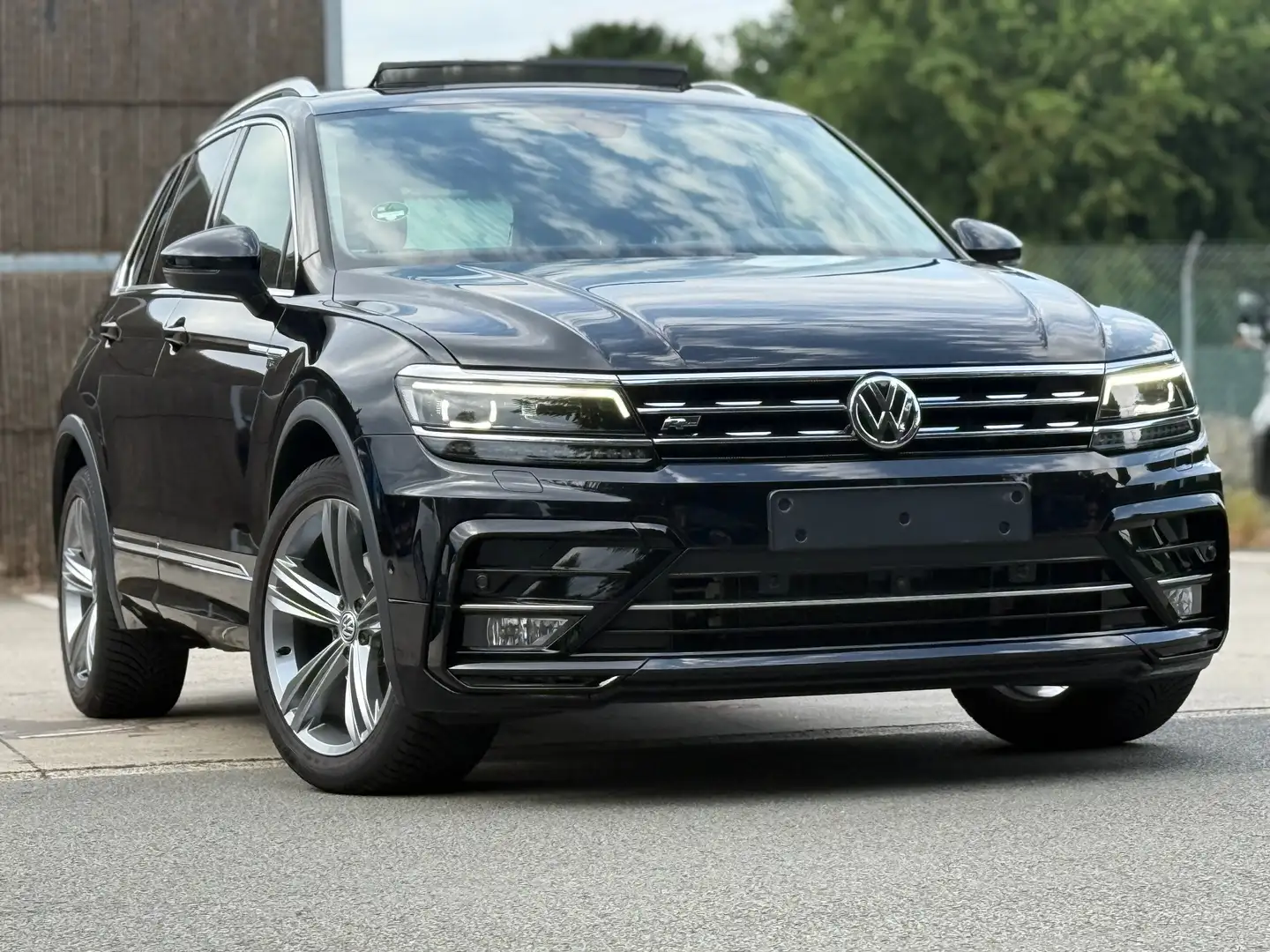 Volkswagen Tiguan 2.0 TDI DSG R-Line-360 cam-Pano-Led-Leer-Trekhaak Zwart - 2