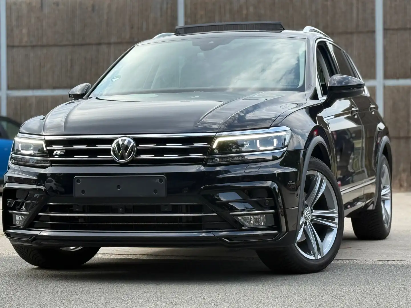 Volkswagen Tiguan 2.0 TDI DSG R-Line-360 cam-Pano-Led-Leer-Trekhaak Zwart - 1