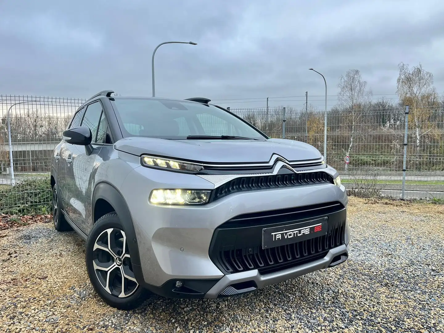 Citroen C3 Aircross 1.2 PureTech Shine LED/NAV/CARPLAY/GRIP-CTL/CAMERA Gris - 1