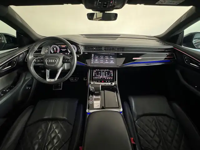 Audi Q8 view 4
