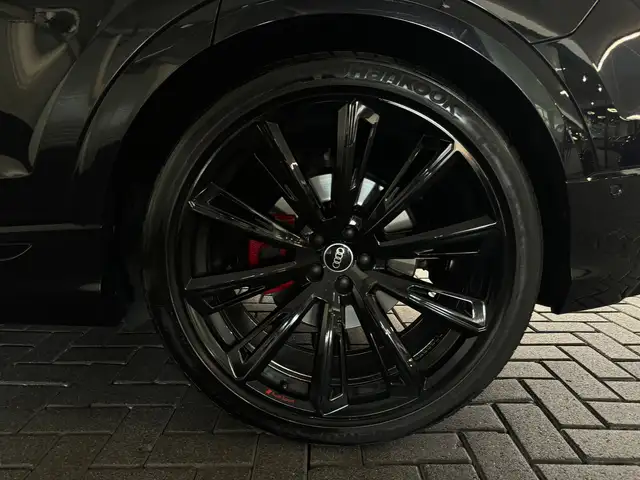 Audi Q8 view 14