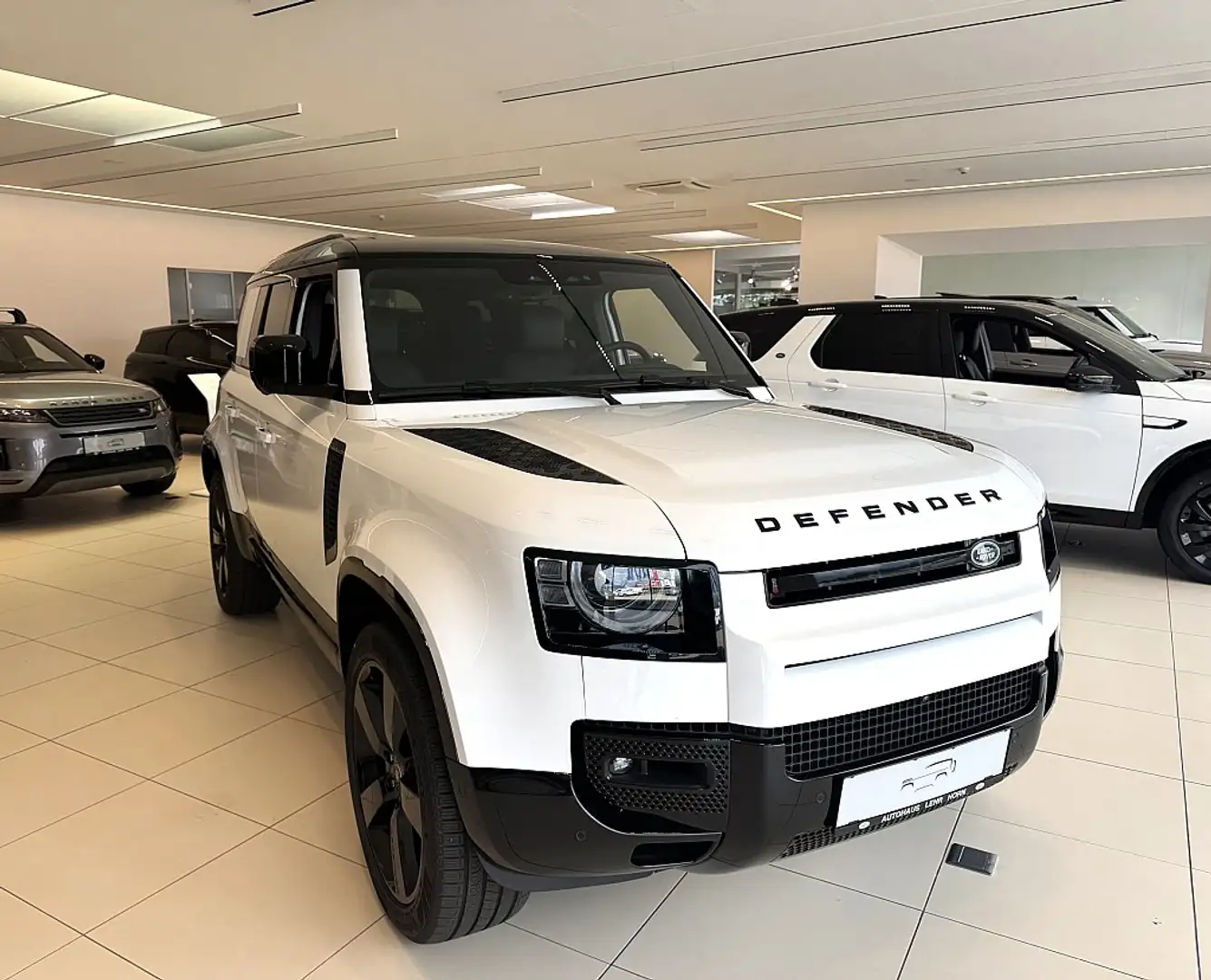 Land Rover Defender 110 P300e PHEV AWD X-Dynamic HSE Aut. Weiß - 1
