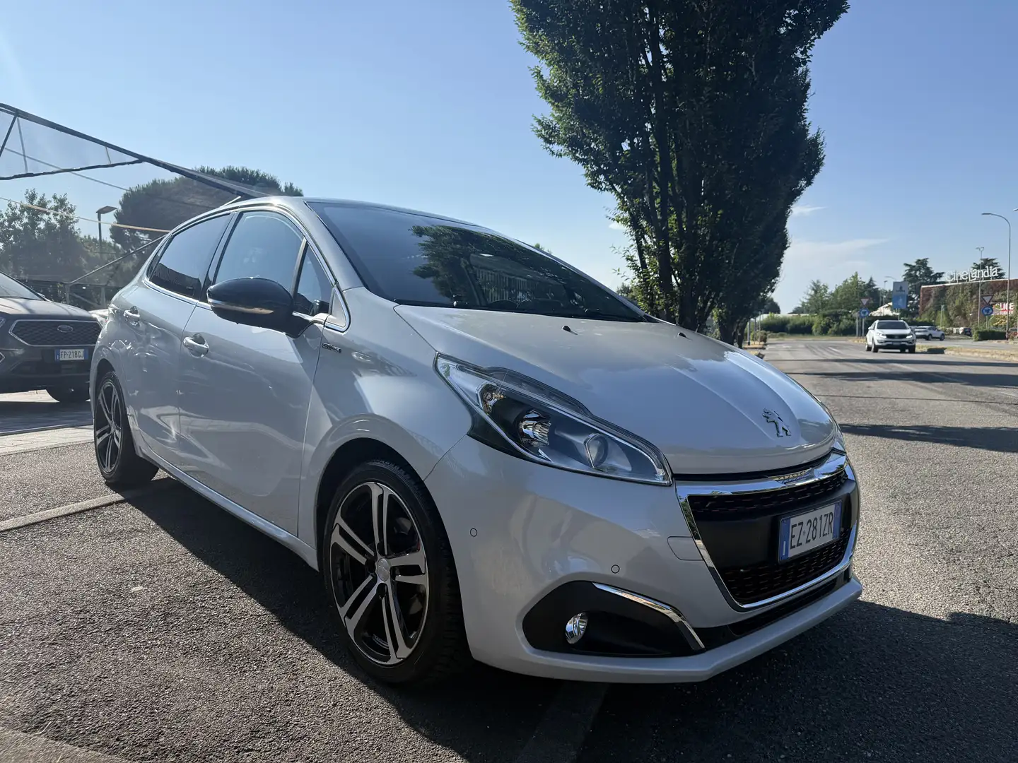 Peugeot 208 5p 1.2 GT Line Per Neopaptentati Bianco - 1