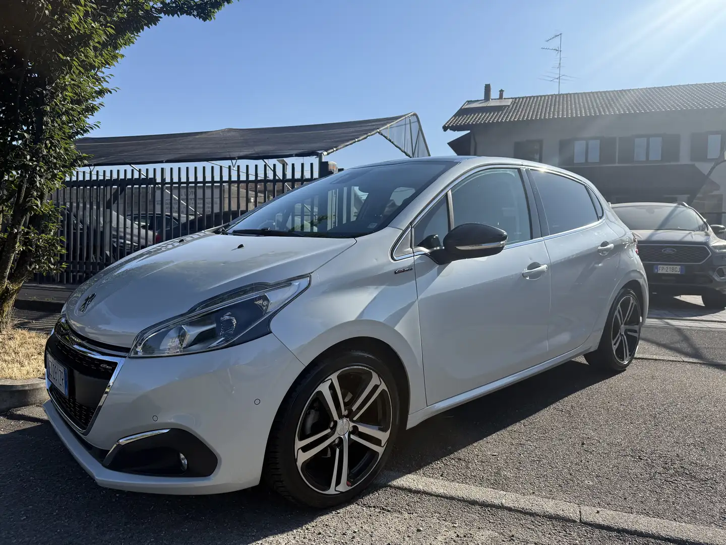 Peugeot 208 5p 1.2 GT Line Per Neopaptentati Bianco - 2