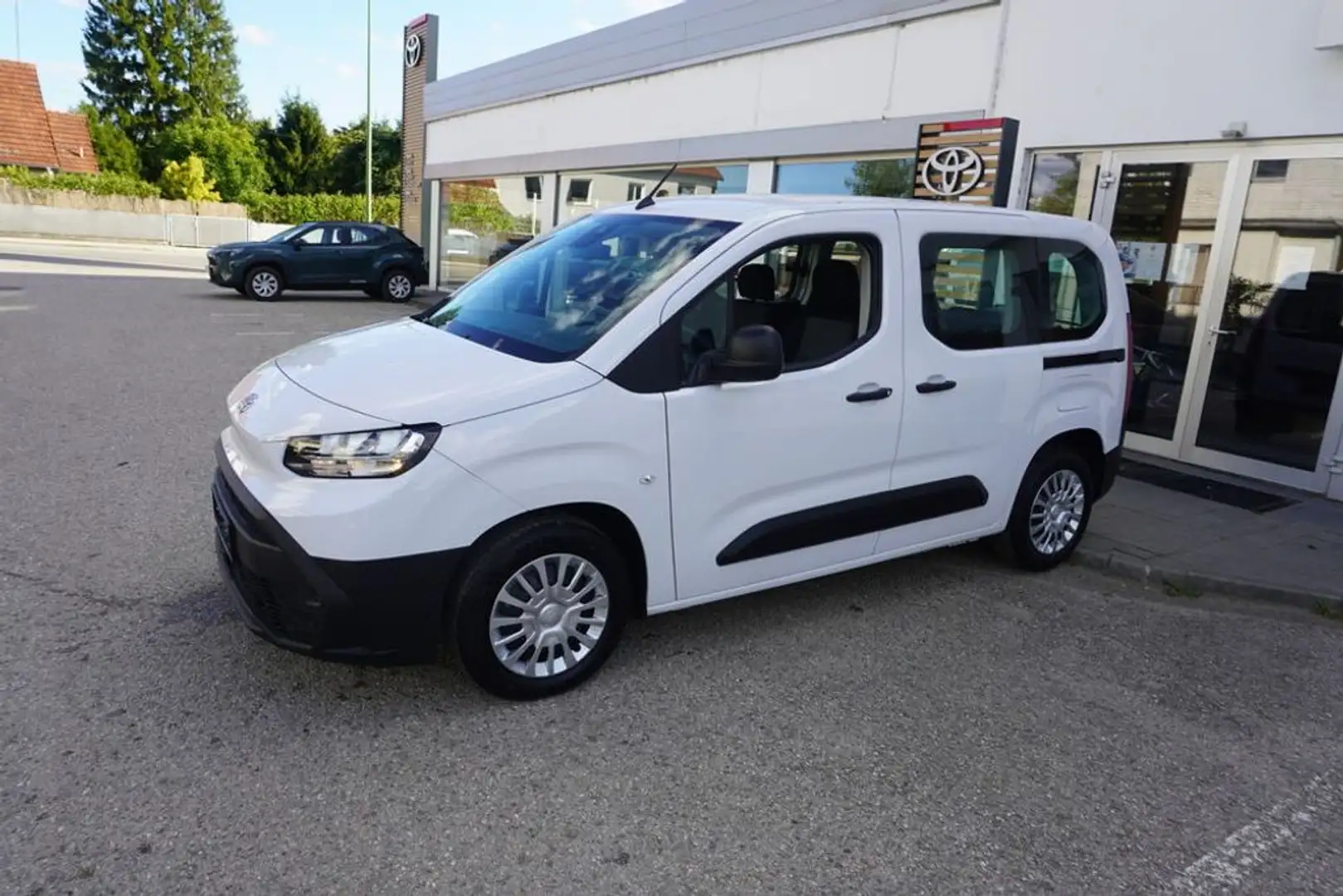 Toyota Proace City Verso L1 1,2 110 Shuttle Weiß - 2
