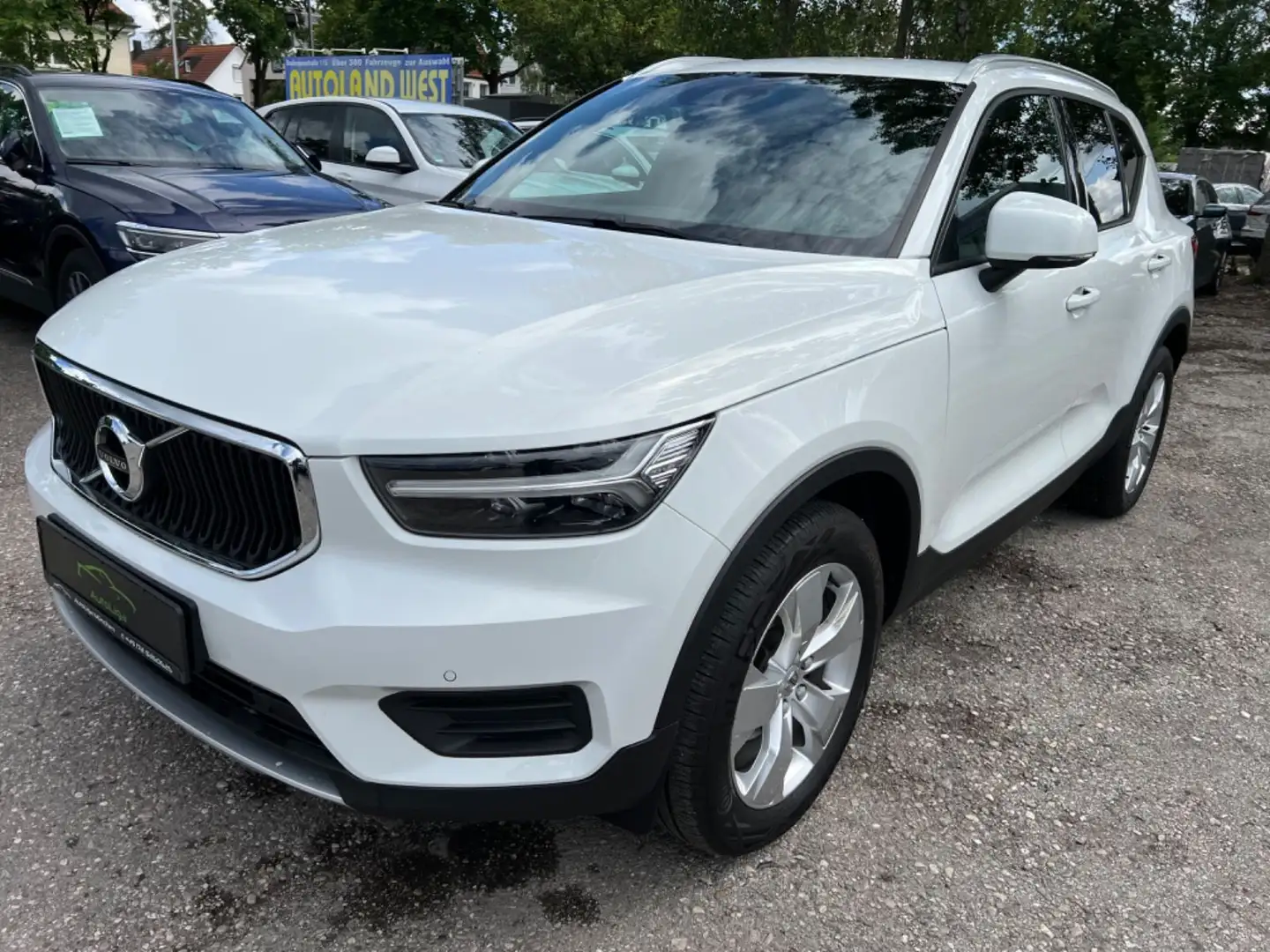 Volvo XC40 T3 Momentum Pro Geartronic Blanco - 2