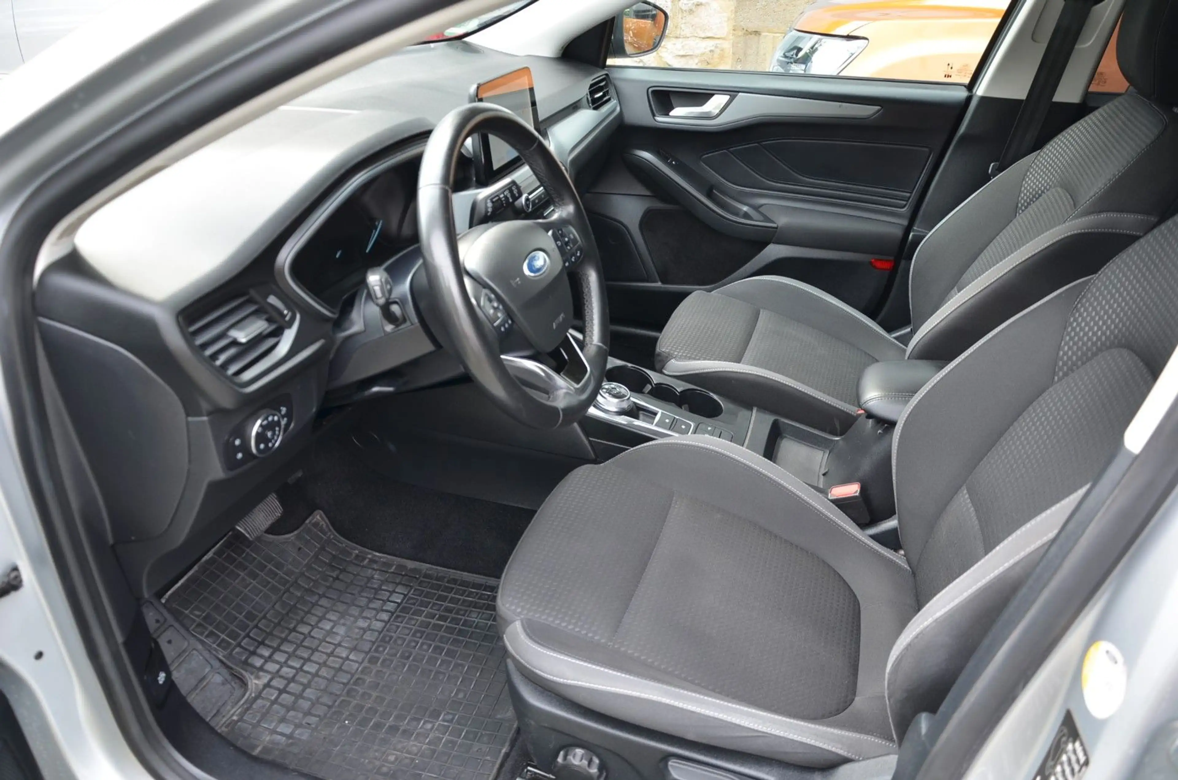 Ford Focus Kombi 1.5 TDCi Automatik Navi LED AHK — photo 9