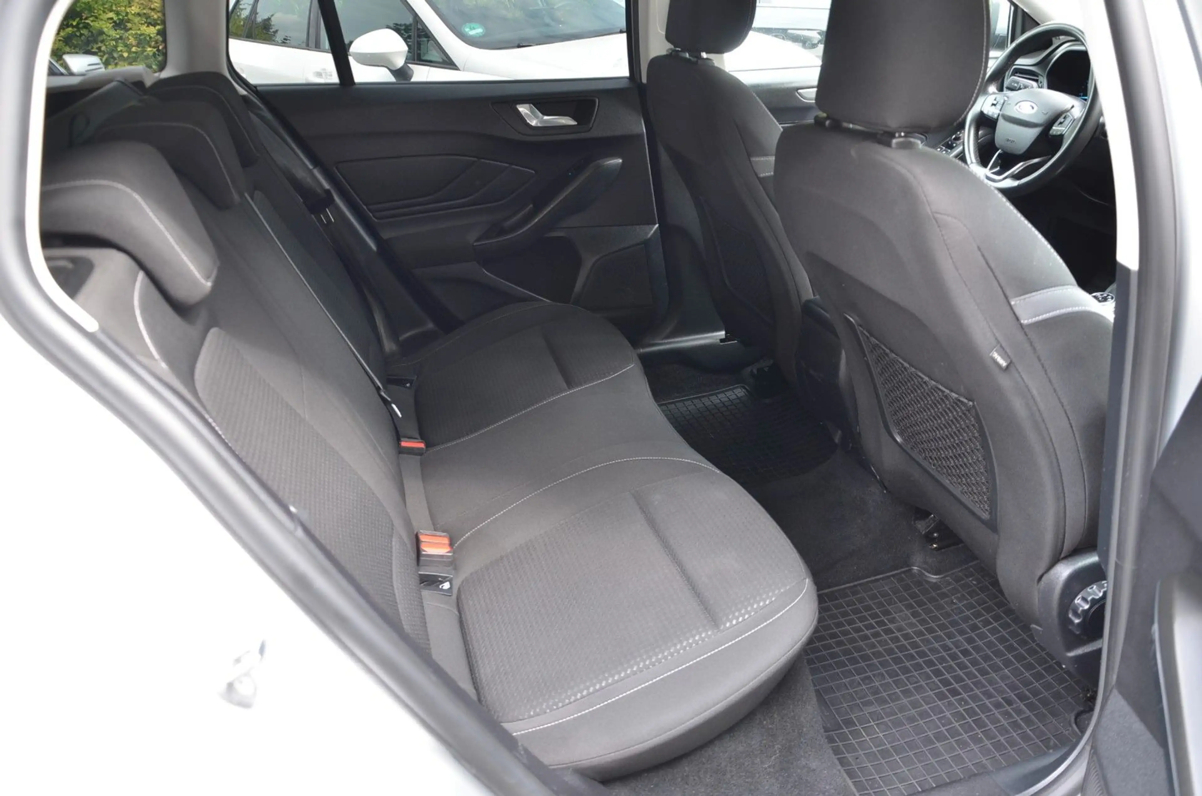 Ford Focus Kombi 1.5 TDCi Automatik Navi LED AHK — photo 13