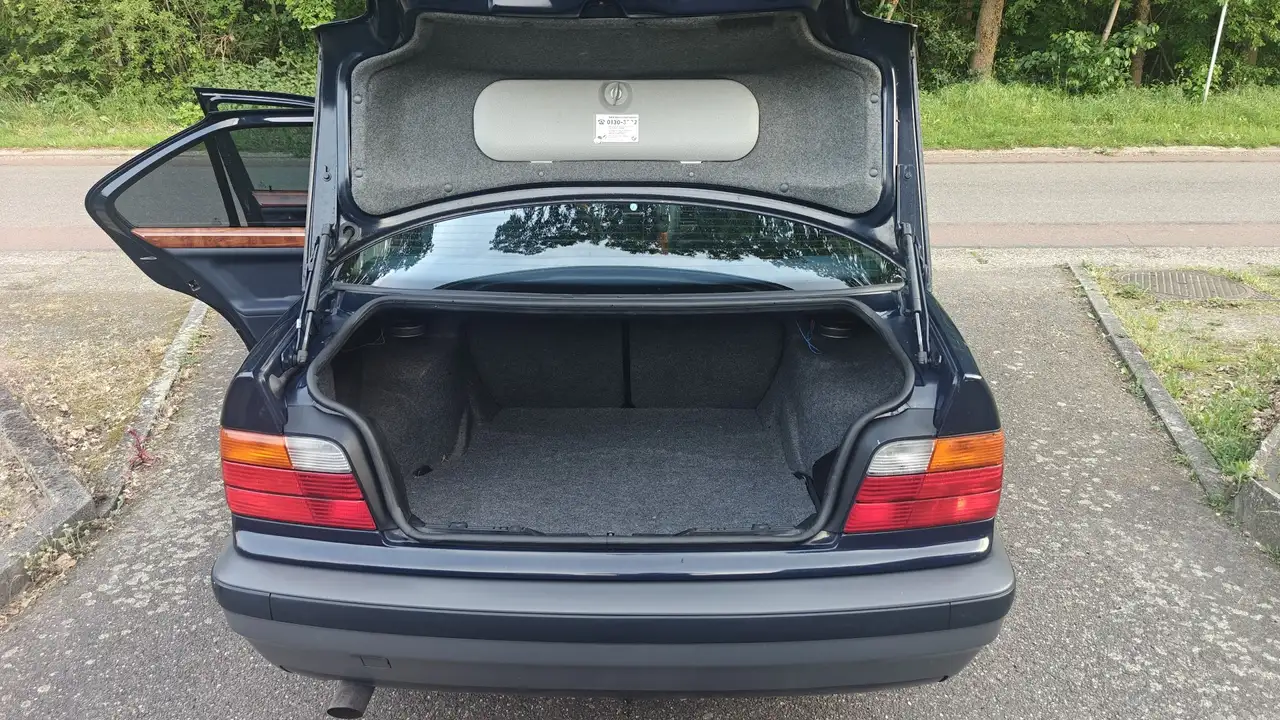 BMW 320i, foto 8