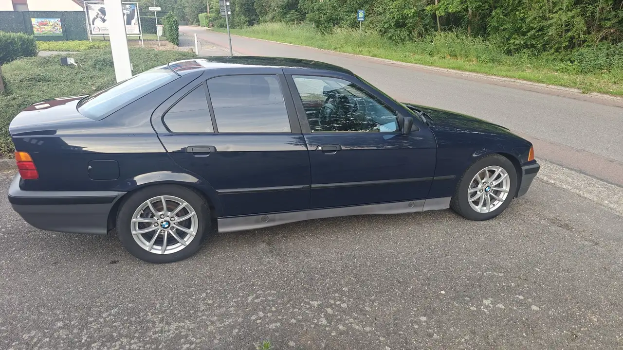 BMW 320i, foto 2
