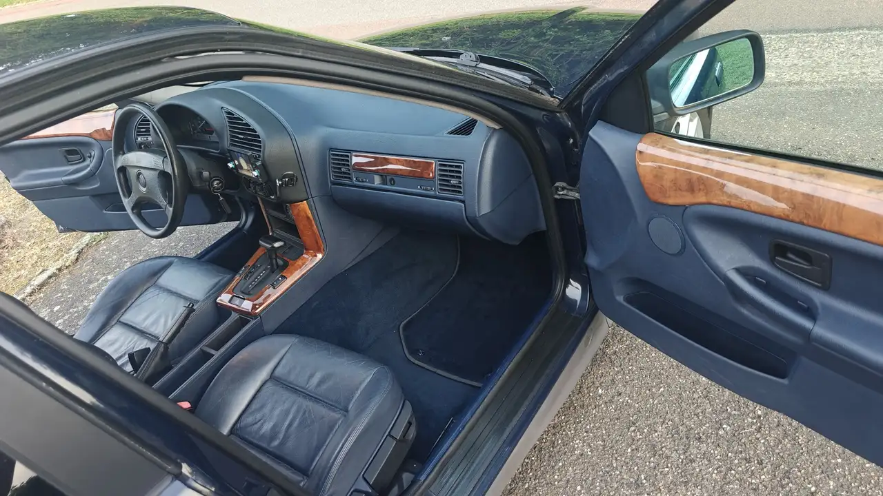 BMW 320i, foto 11