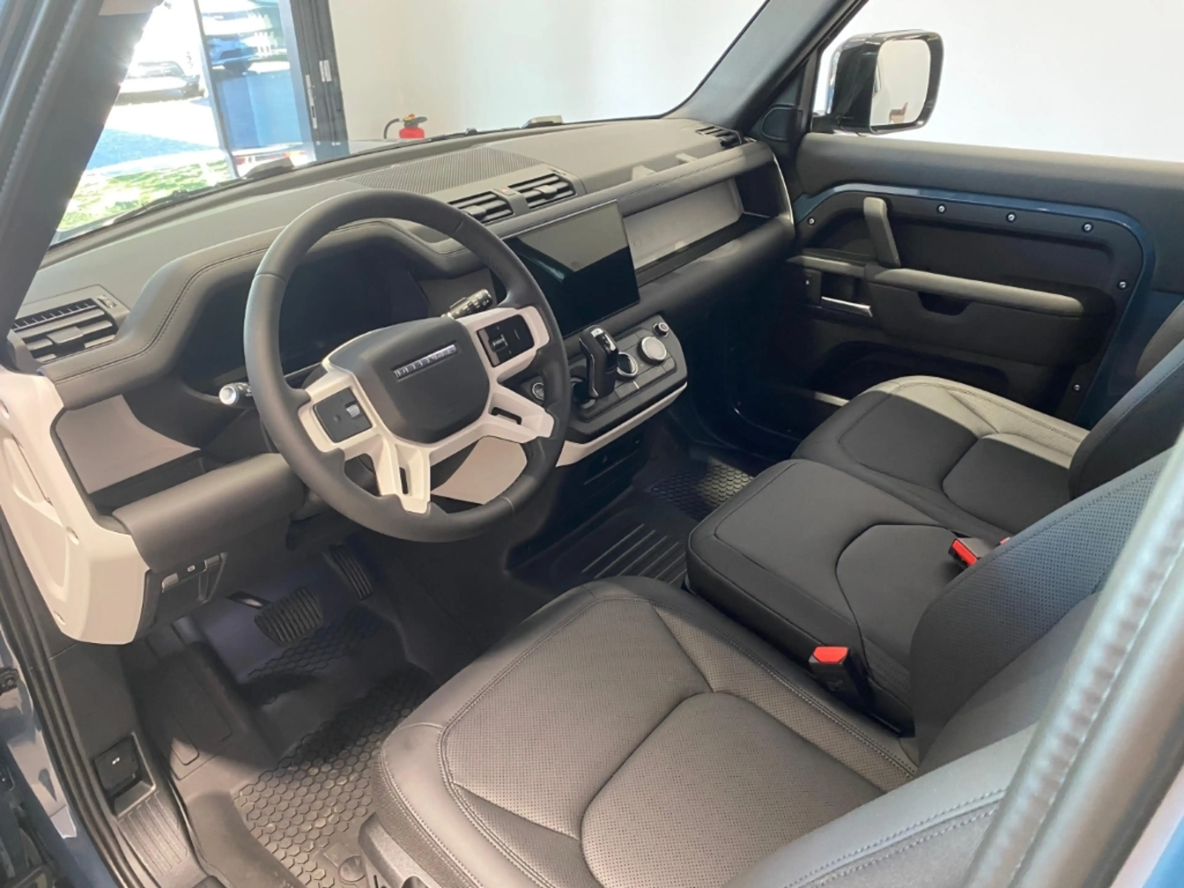 Land Rover Defender 90 D250 Hard Top S AHK WKP AT-REIFEN — photo 8
