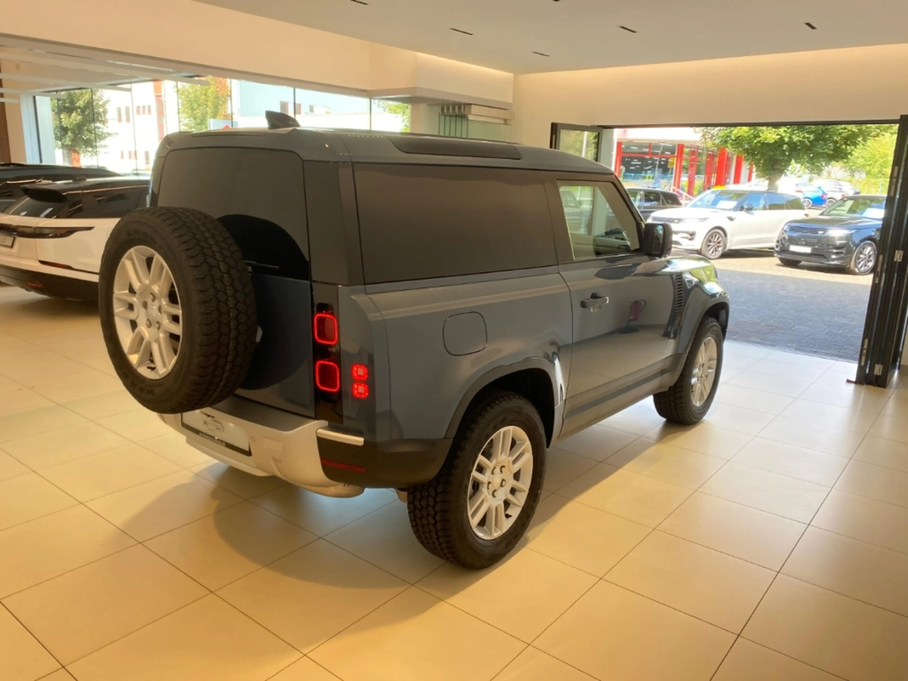 Land Rover Defender 90 D250 Hard Top S AHK WKP AT-REIFEN — photo 5