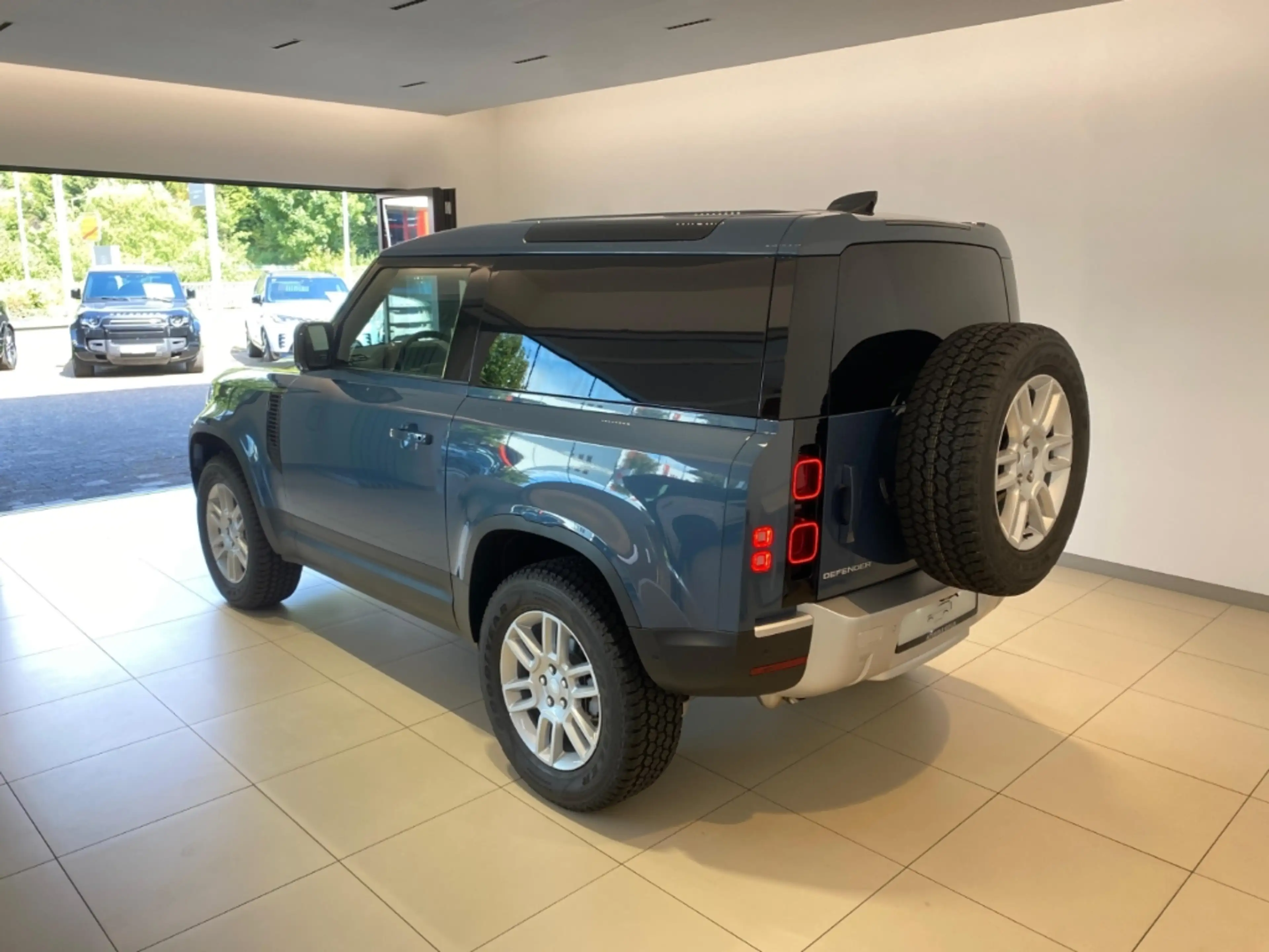 Land Rover Defender 90 D250 Hard Top S AHK WKP AT-REIFEN — photo 4