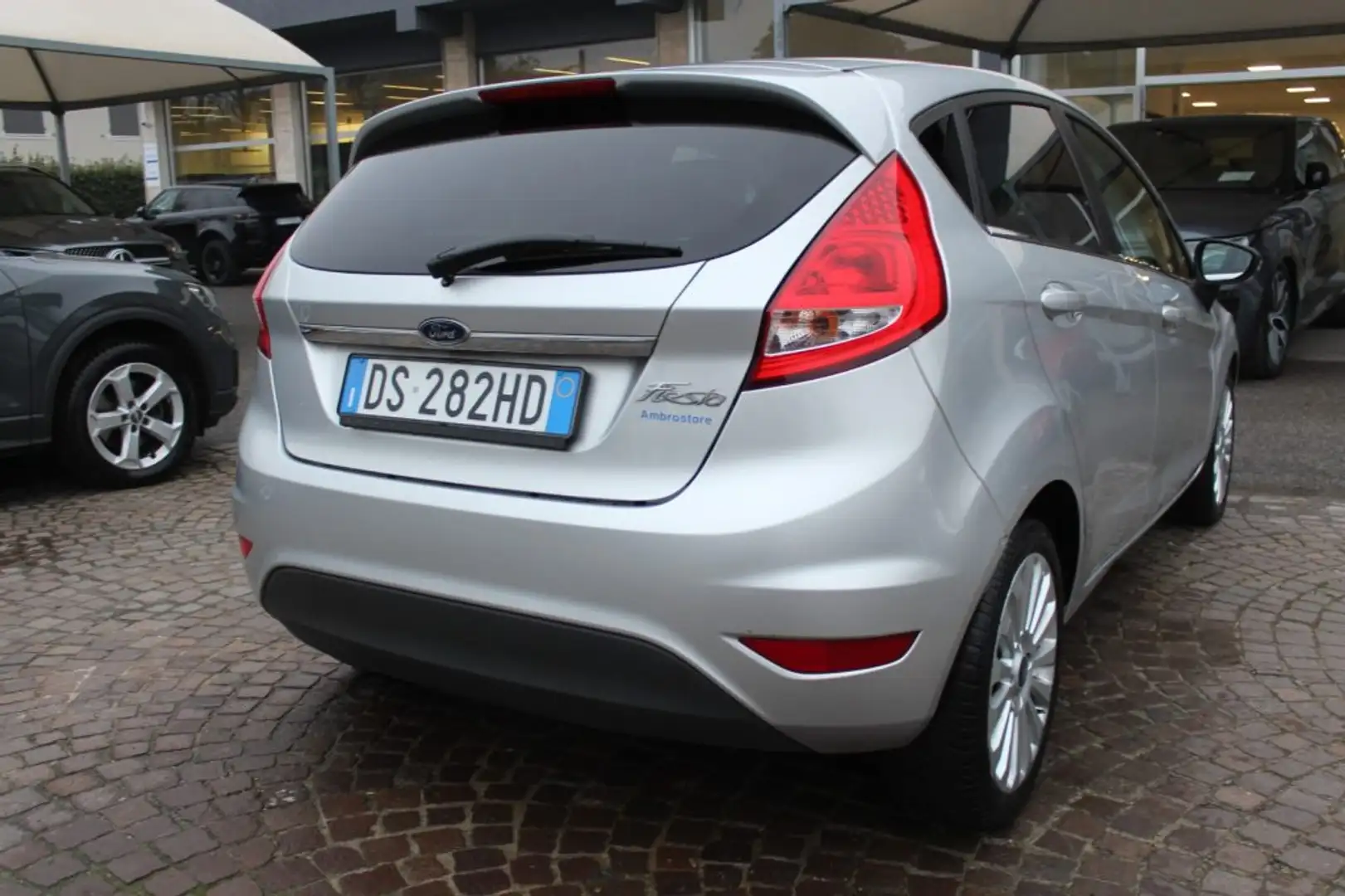 Ford Fiesta + 1.2 82CV 5 porte Zilver - 2