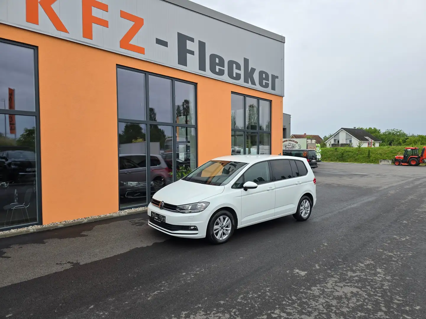 Volkswagen Touran 2,0 SCR TDI DSG Weiß - 1