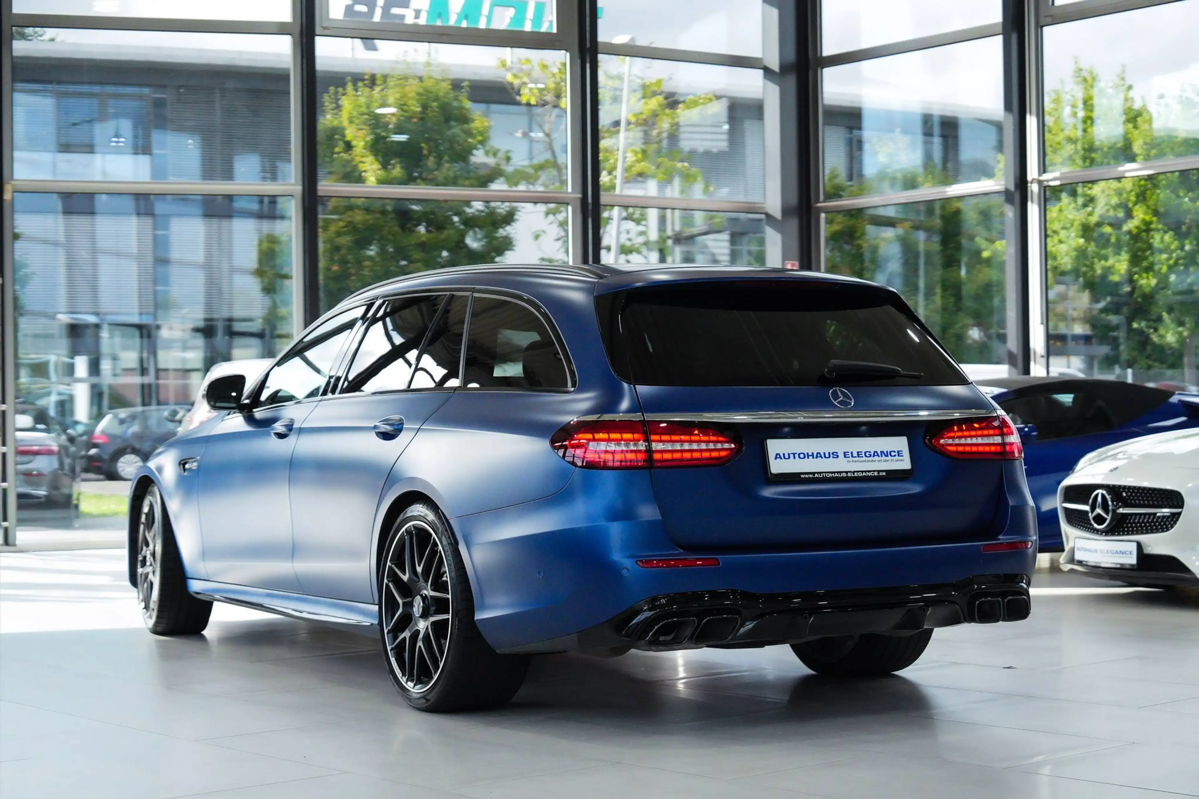 Mercedes-Benz E 63 AMG S 4Matic*NIGHT*PERF-ABGAS*360°*PANO*LED — photo 3