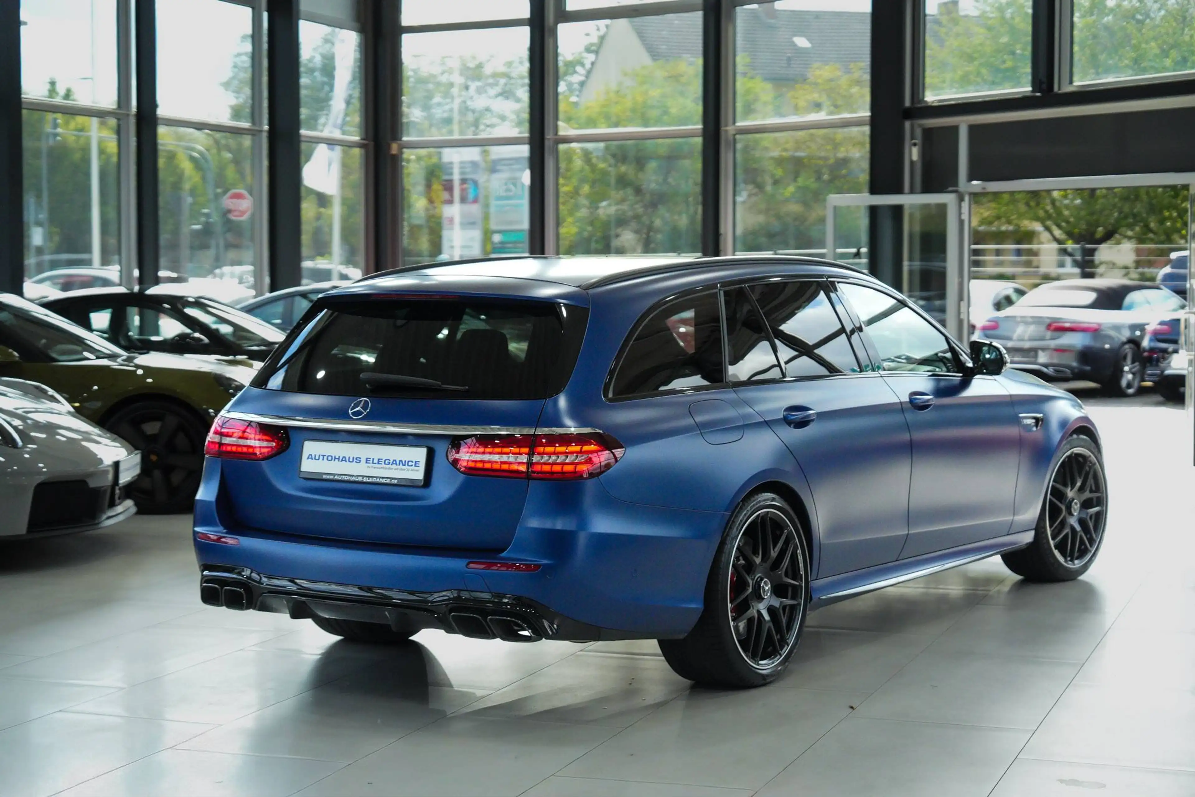 Mercedes-Benz E 63 AMG S 4Matic*NIGHT*PERF-ABGAS*360°*PANO*LED — photo 2