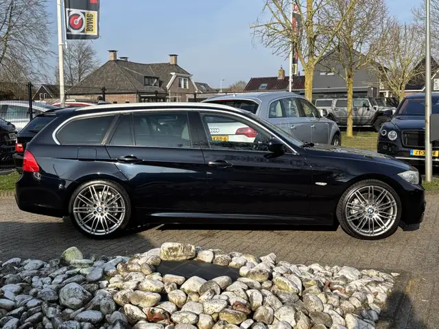 BMW 3 Series view 4