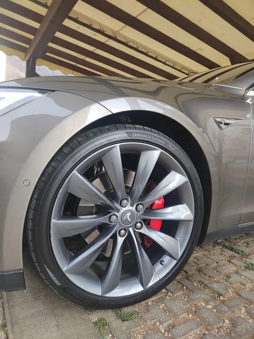 Tesla Model S 85 D - 2