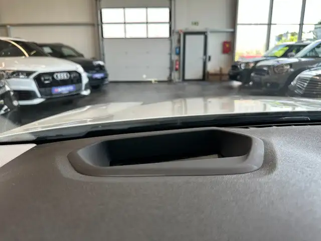 BMW 5 Series view 12
