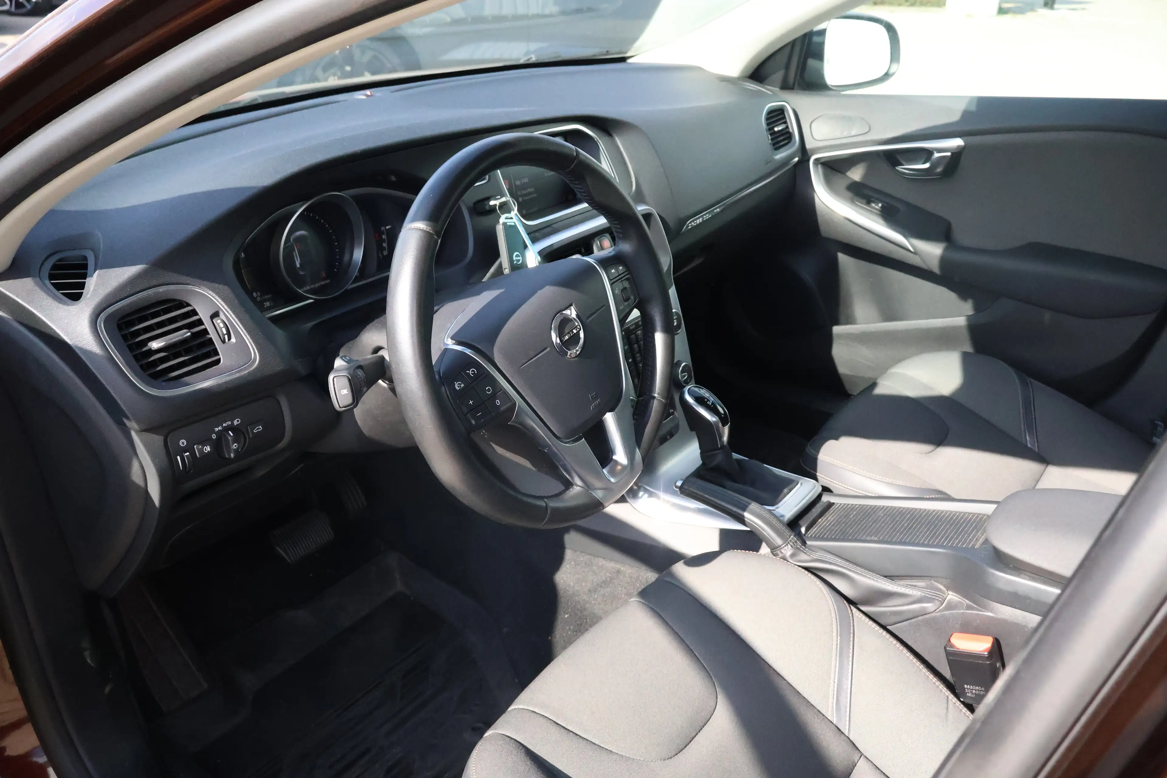 Volvo V40 Cross Country 1.5 T3 Nordic+ Rich Java! | 1e Eigenaar! | All-Sea — photo 5