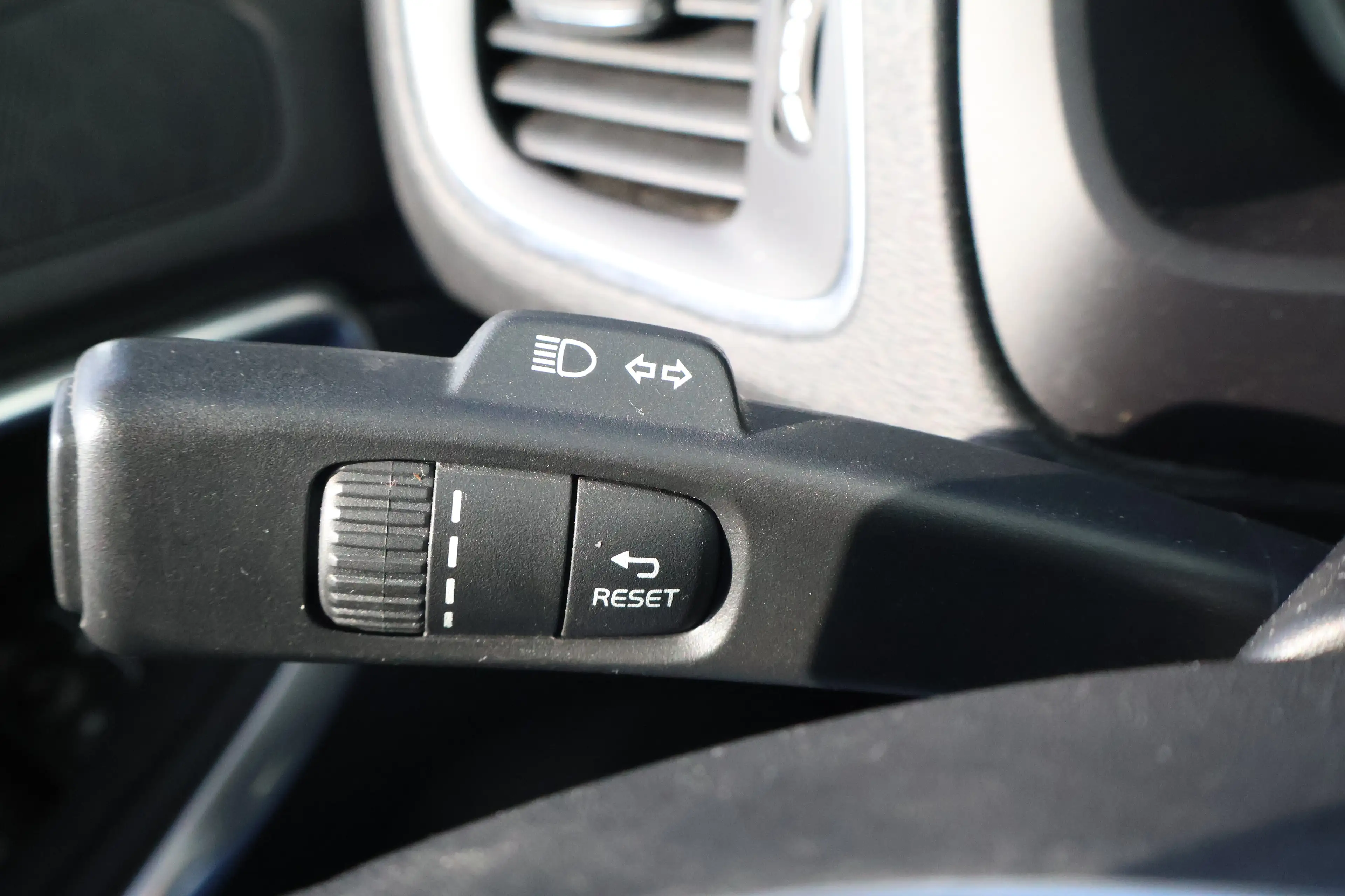 Volvo V40 Cross Country 1.5 T3 Nordic+ Rich Java! | 1e Eigenaar! | All-Sea — photo 11