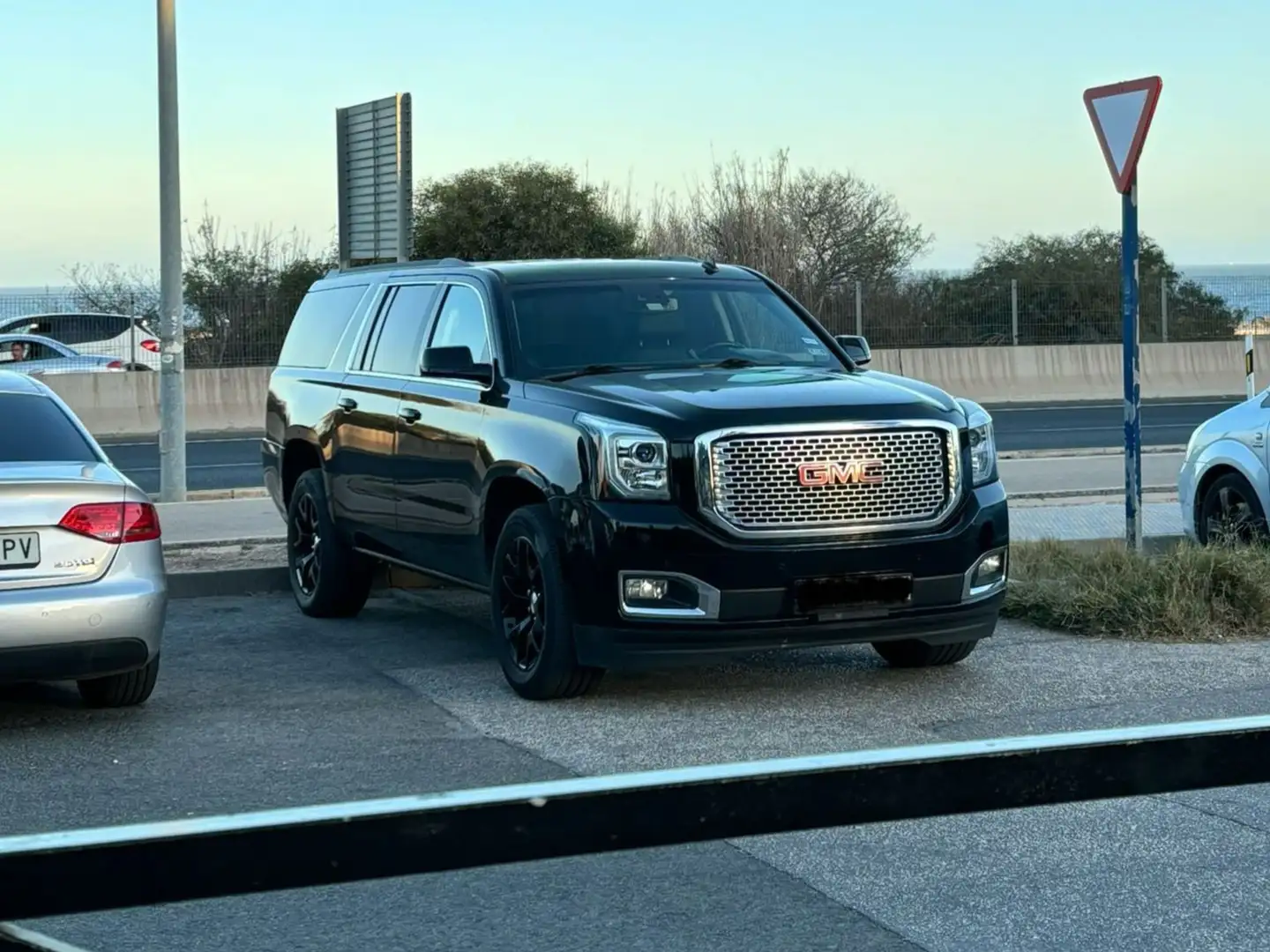 GMC Yukon GMC Yukon XL SLT 5.3 V8 Zwart - 1