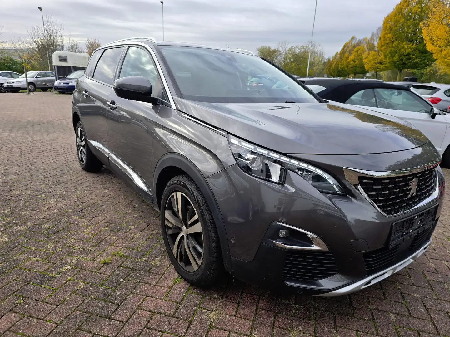 Peugeot 5008 Allure 1,5 Blue-HDI,LED,Navi,AHK Gris - 2