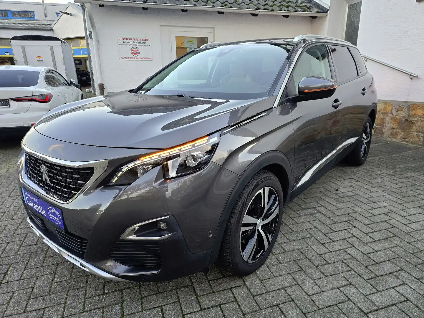 Peugeot 5008 Allure 1,5 Blue-HDI,LED,Navi,AHK Grau - 2