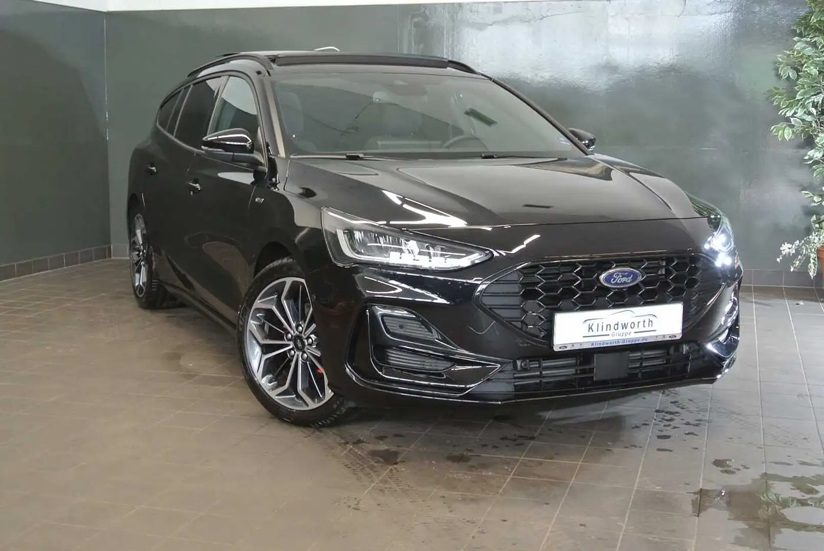 Ford Focus Turnier 1.0 E.Boost MHEV Aut. ST-Line X +AHK+Pano Schwarz - 2