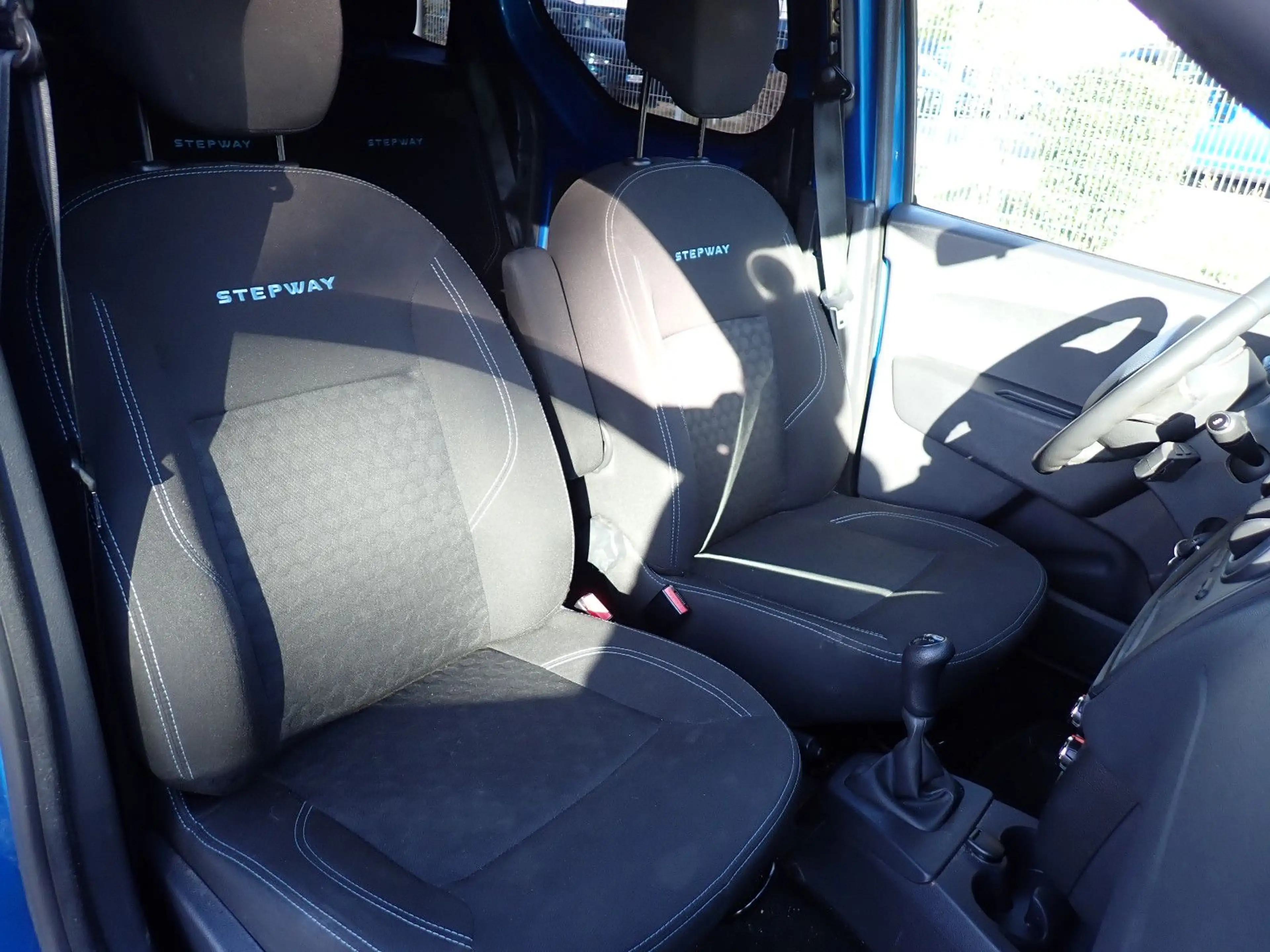 Dacia Dokker Stepway 8-fach Reifen Guter Zustand — photo 7