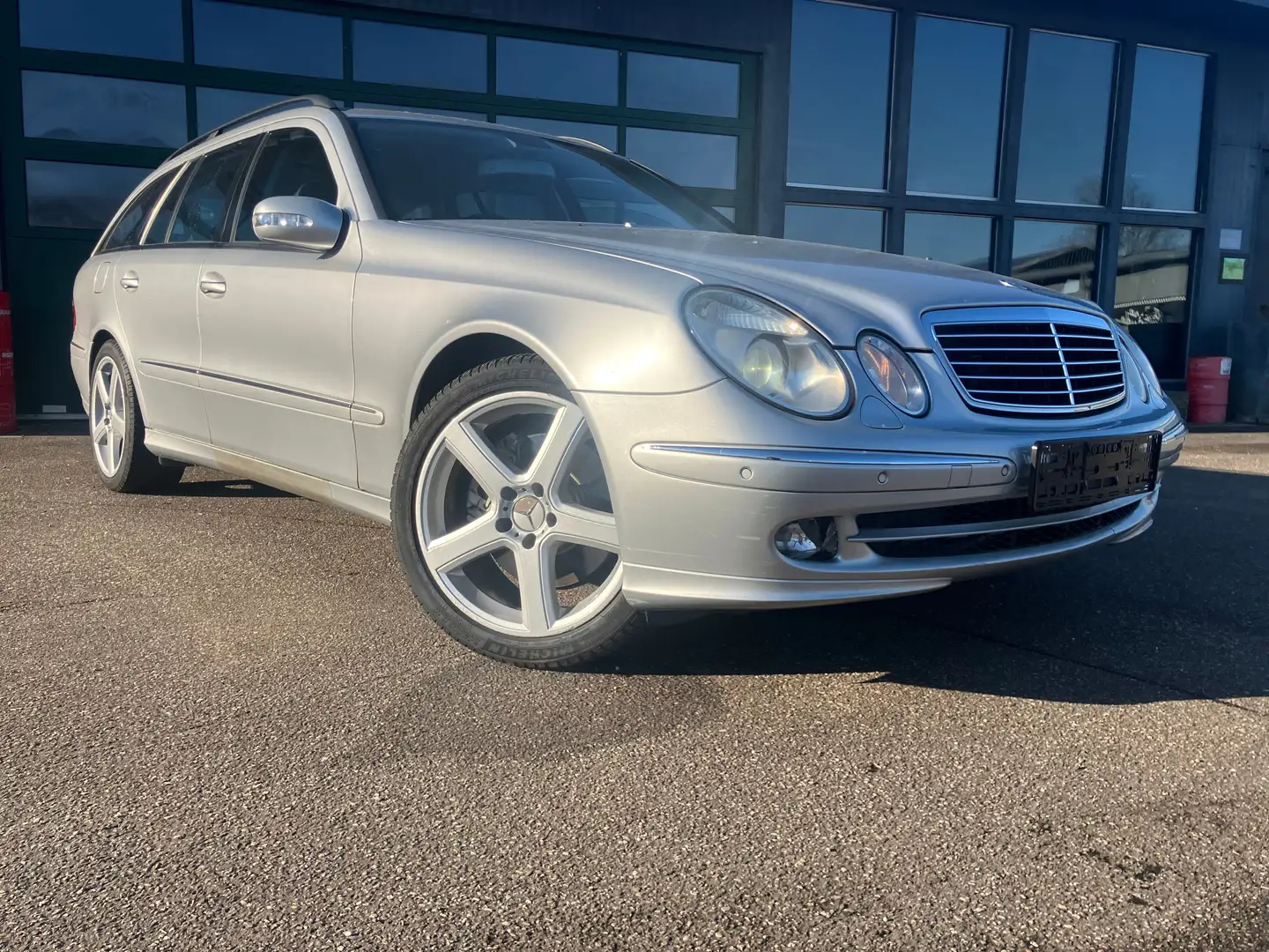 Mercedes-Benz E 500 T 4Matic AHK Leder Xenon PDC Inspektion/Tüv Neu Silber - 1