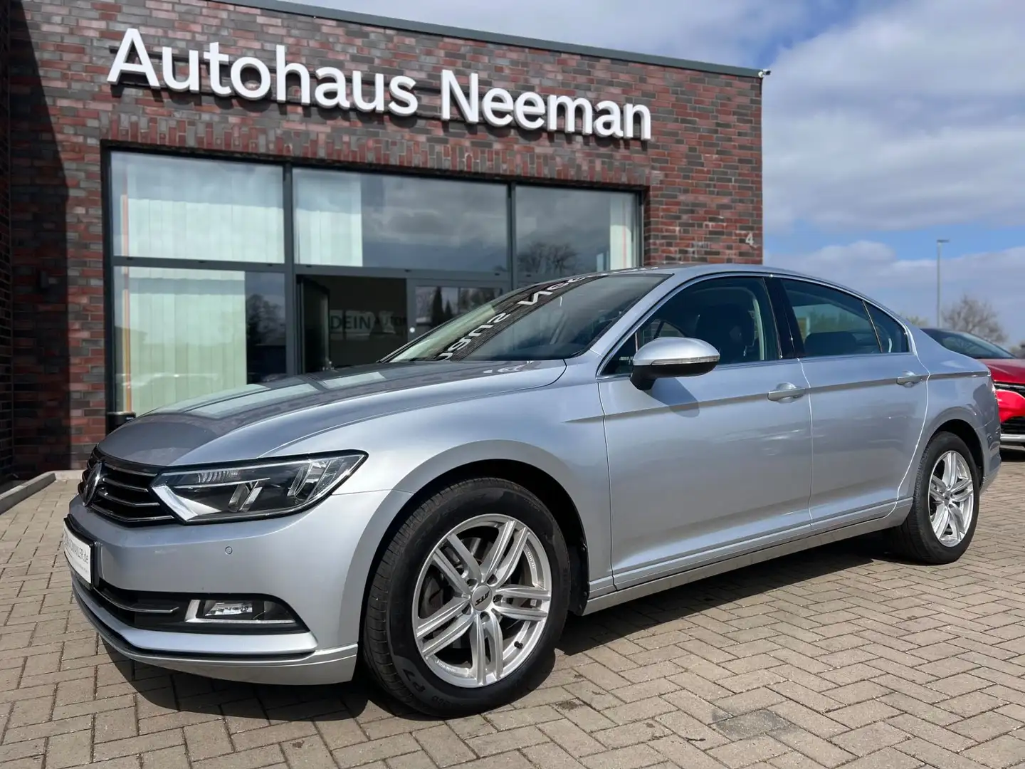Volkswagen Passat Comfortline*NAVI*ACC*PDC*SHZ* Срібний - 1