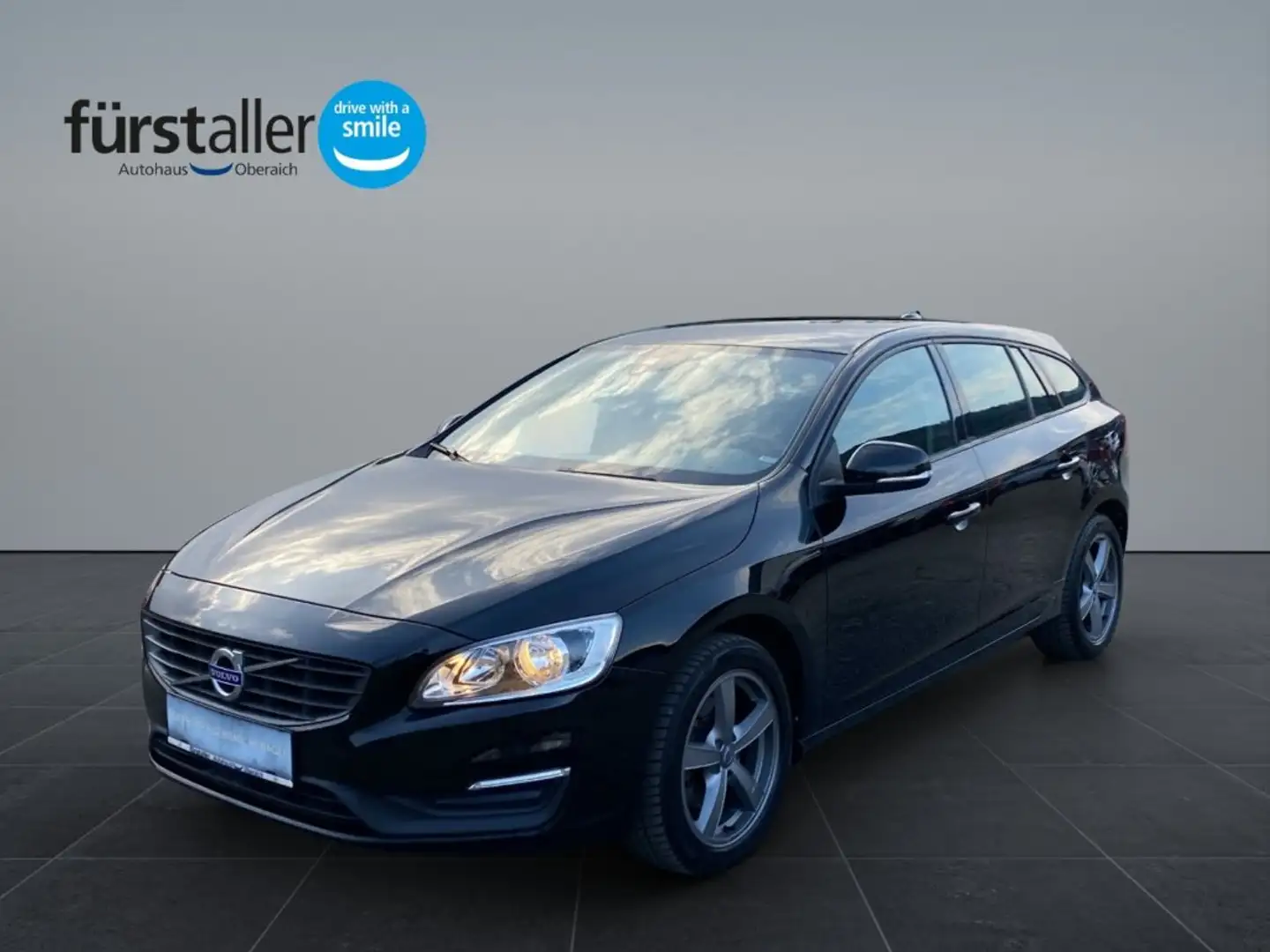 Volvo V60 D3 Kinetic Schwarz - 1